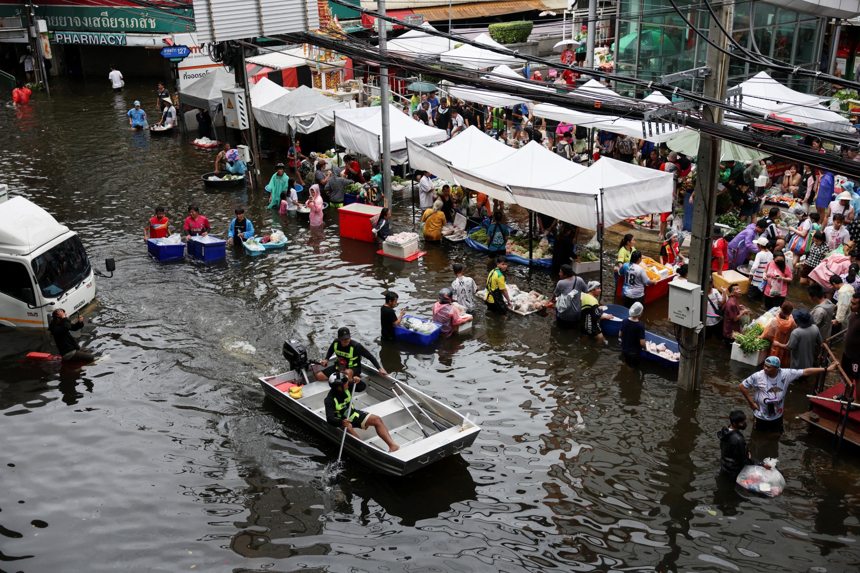 À Bangkok, les inondations transforment les rues en marchés flottants