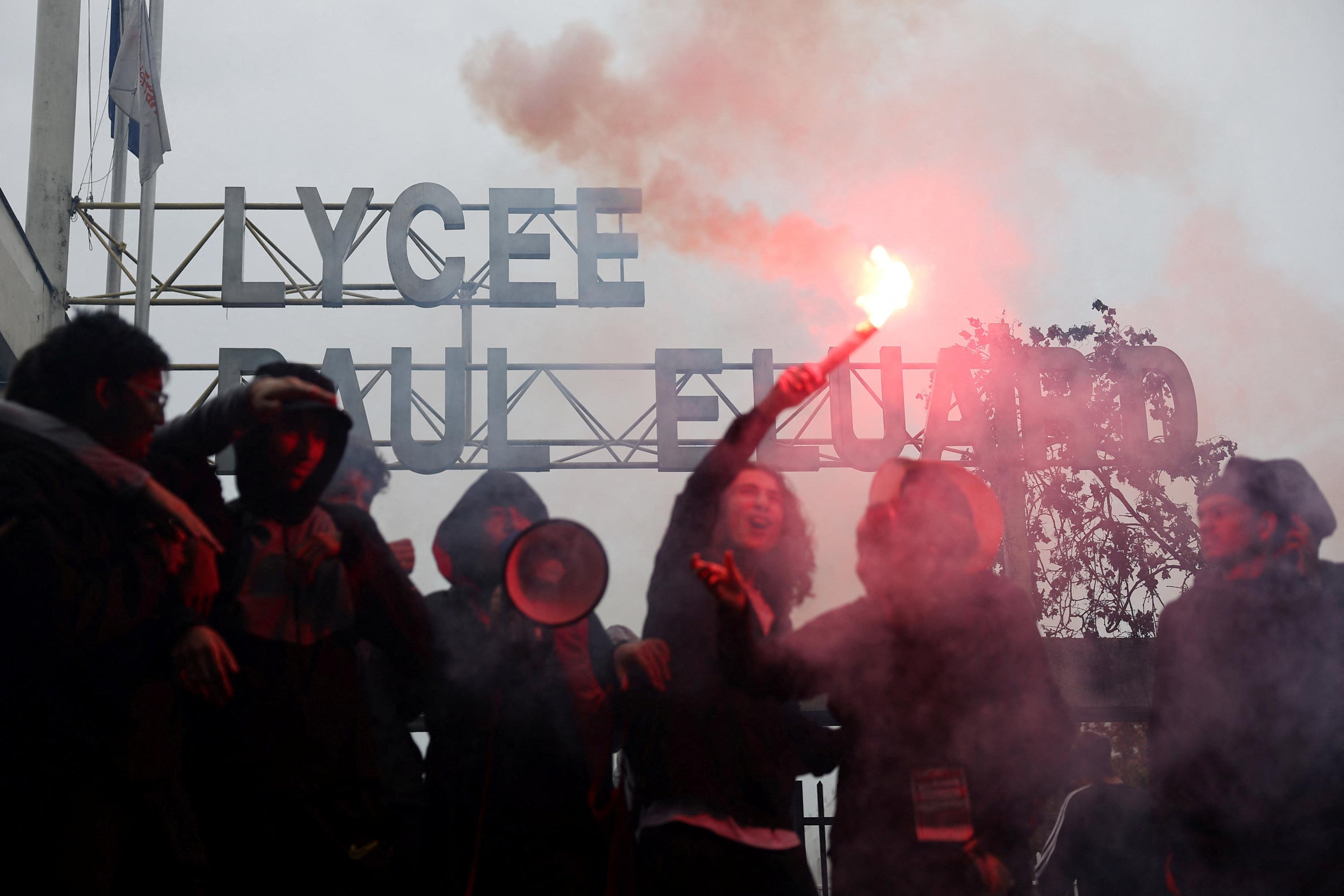 EN DIRECT - Blocus des lycées : la «colère» ne justifie pas la «violence», cingle Emmanuel Macron, des tensions dans plusieurs villes