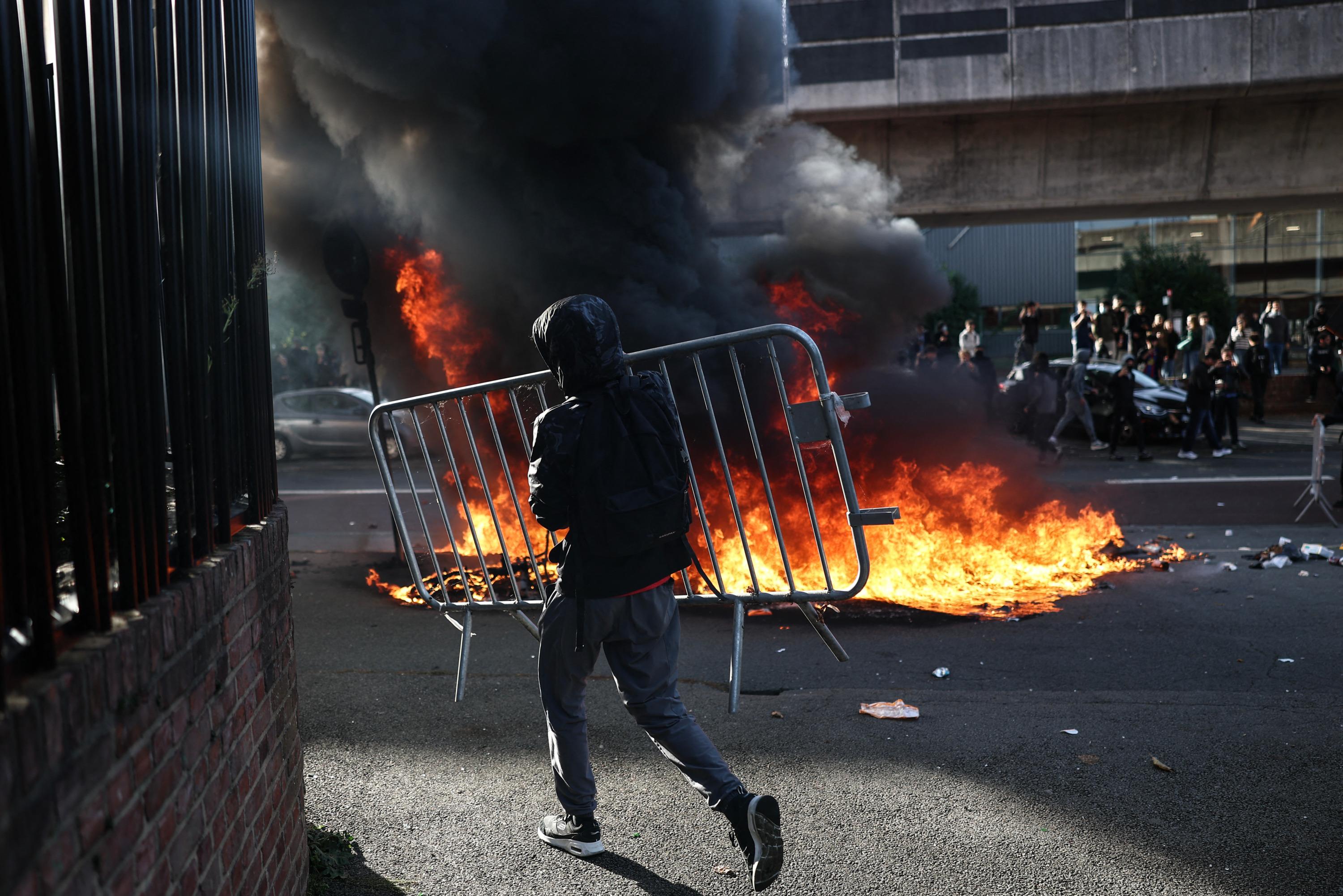 Blocus des lycées : "La sortie de crise se fera par l'écoute et par des réponses de la part du gouvernement", affirme Sophie Vénétitay, du Snes-FSU