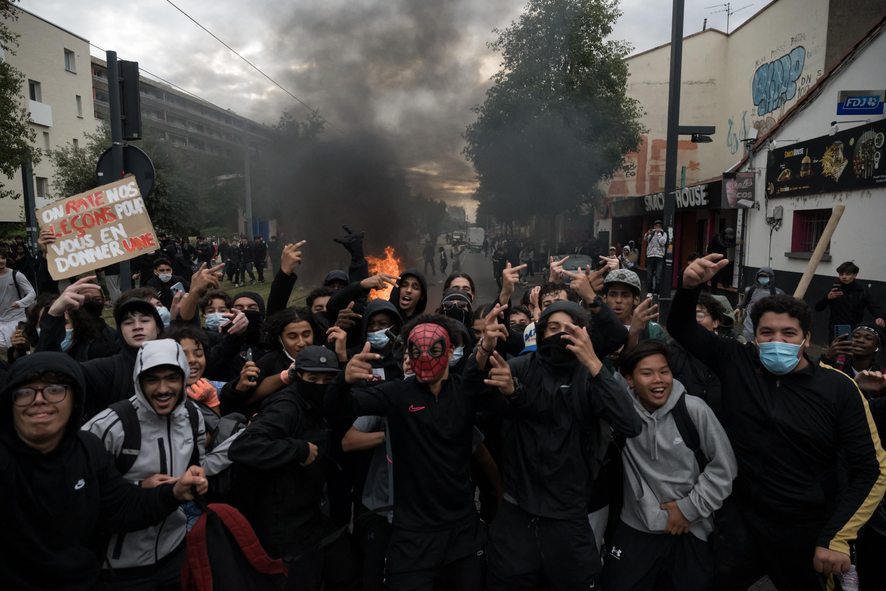 EN DIRECT - Blocus des lycées : Matignon estime que «LFI et ses proxys de l’ultragauche» sont «à l’origine du mouvement», qui a basculé en «violences urbaines»