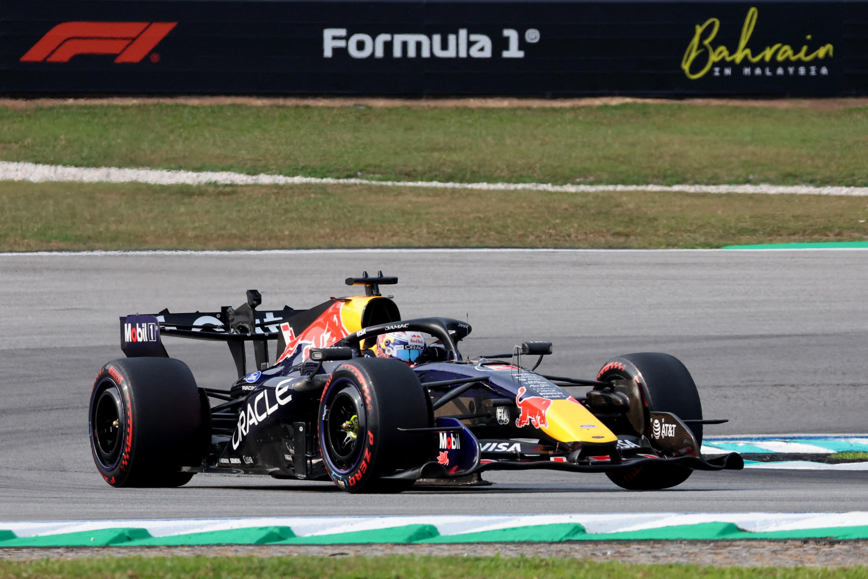 EN DIRECT - Formule 1 : déluge à Sepang, départ retardé en Malaisie