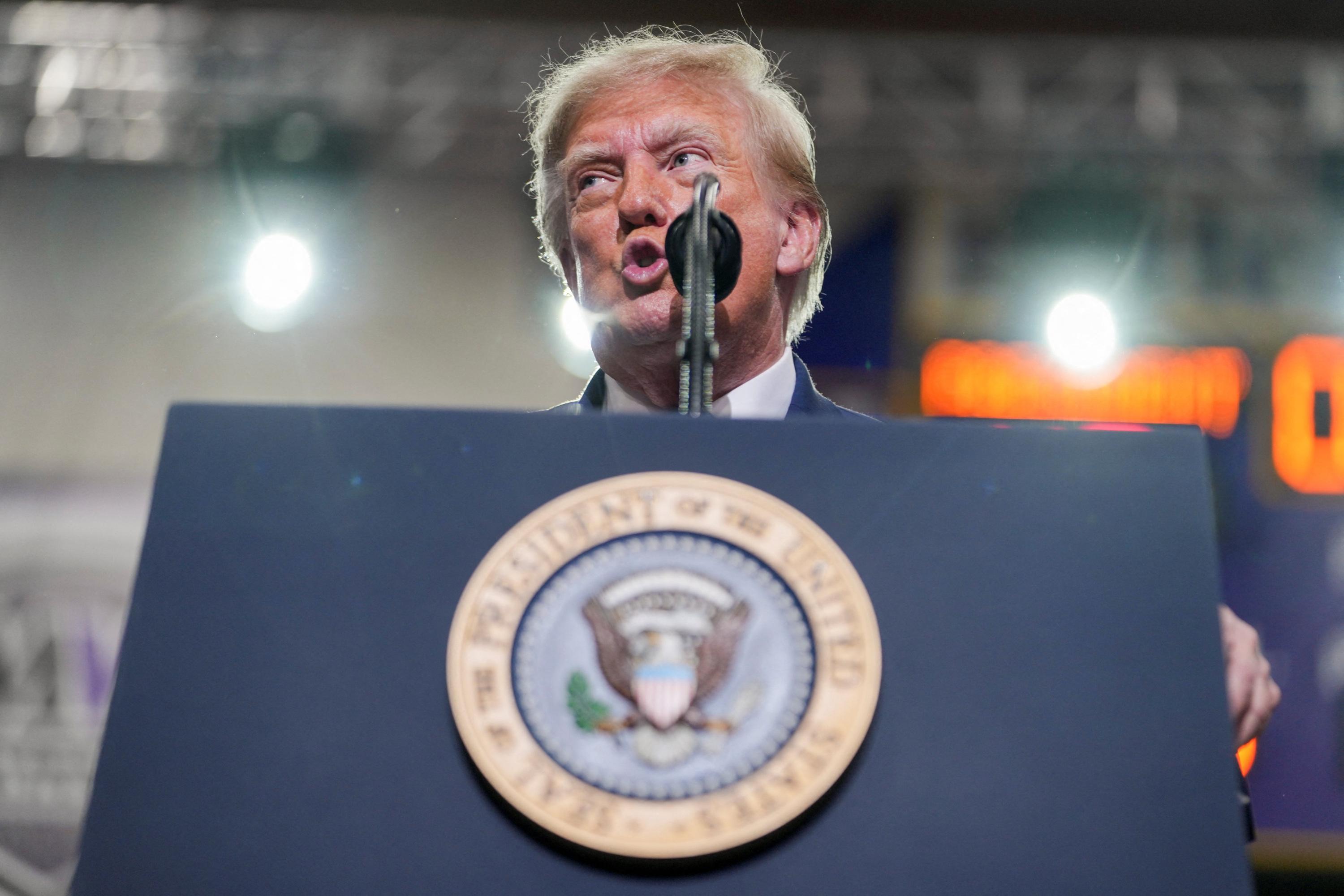 Donald Trump impute la hausse du prix de l’essence aux frappes ukrainiennes en Russie plutôt qu’à la guerre en Iran
