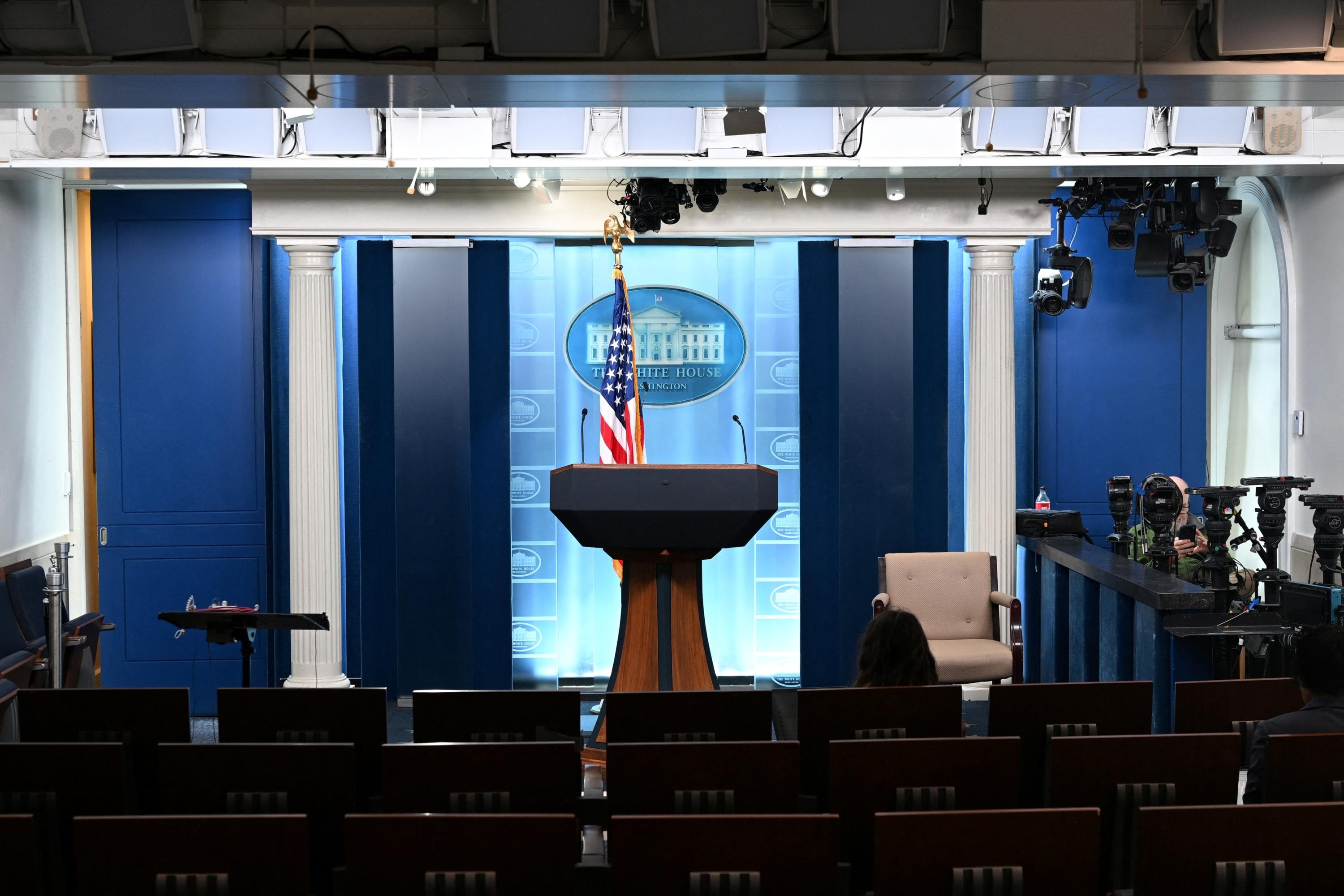 Un fusil d’assaut et un tee-shirt «Fuck Joe Biden» : une photo de la nouvelle attachée de presse de la Maison-Blanche provoque la controverse