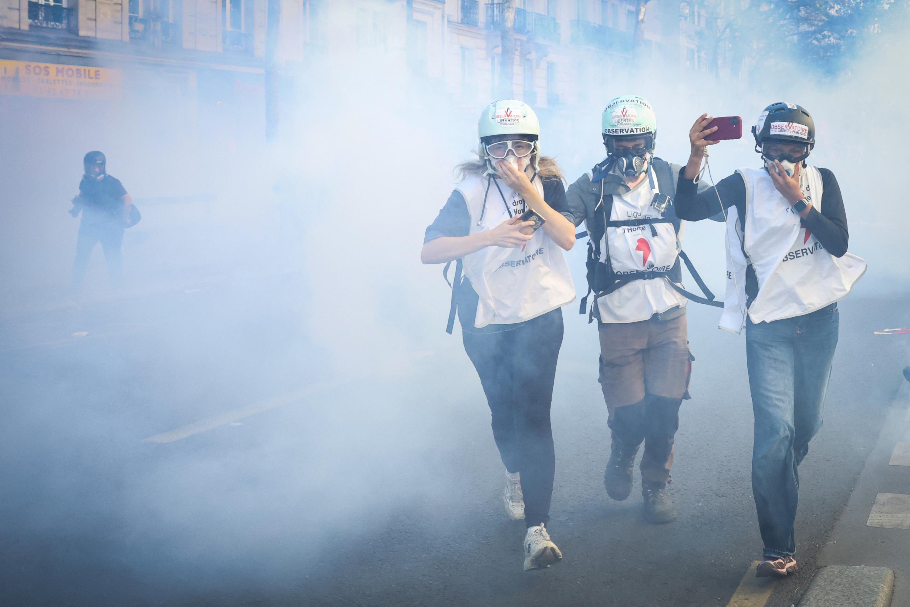 EN DIRECT - Mobilisation des lycéens : la situation se tend à Paris, 300 individus hostiles tentent de s’en prendre aux forces de l’ordre à Nation
