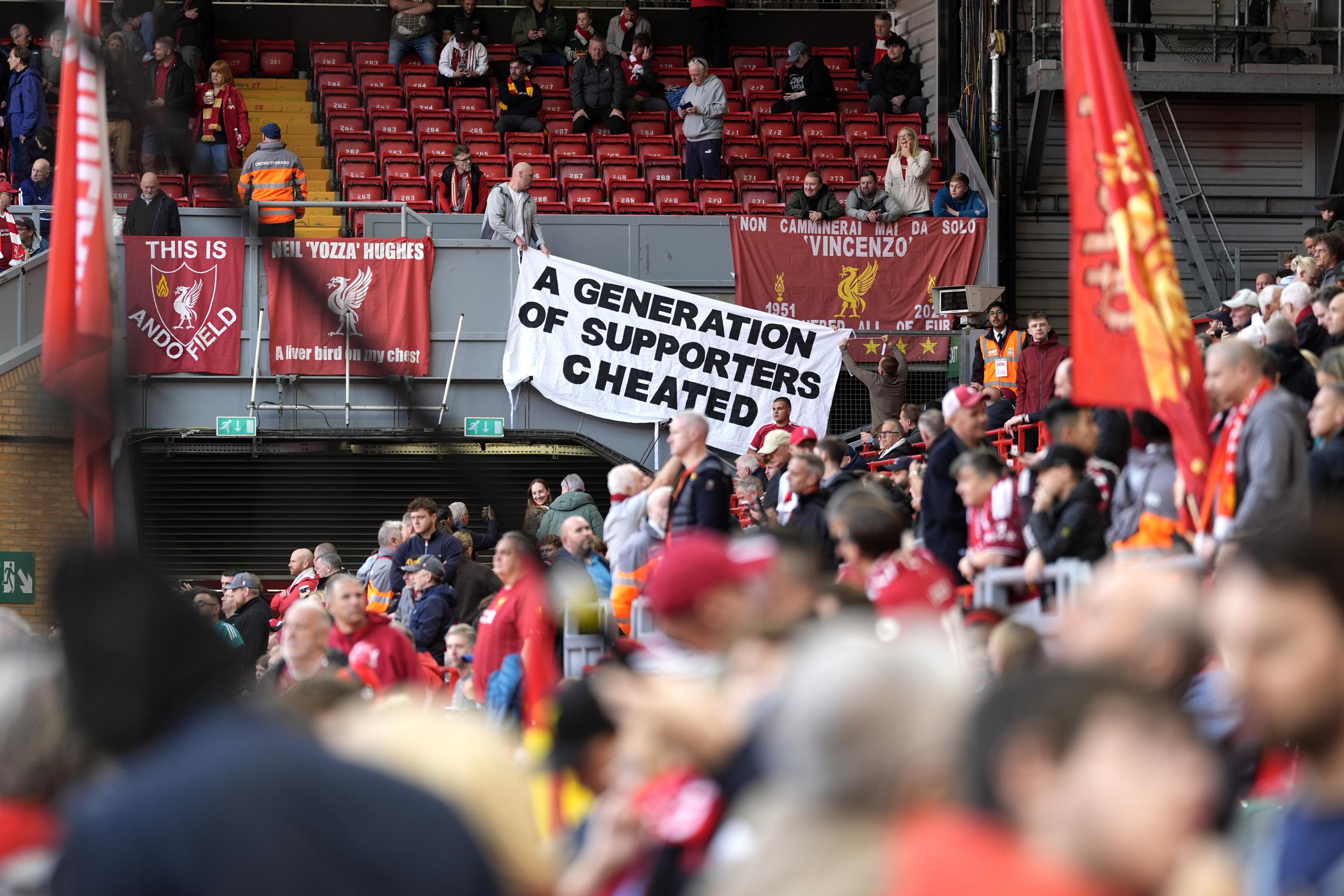 Premier League : Manchester City accueilli par des chants hostiles à et des banderoles à Anfield