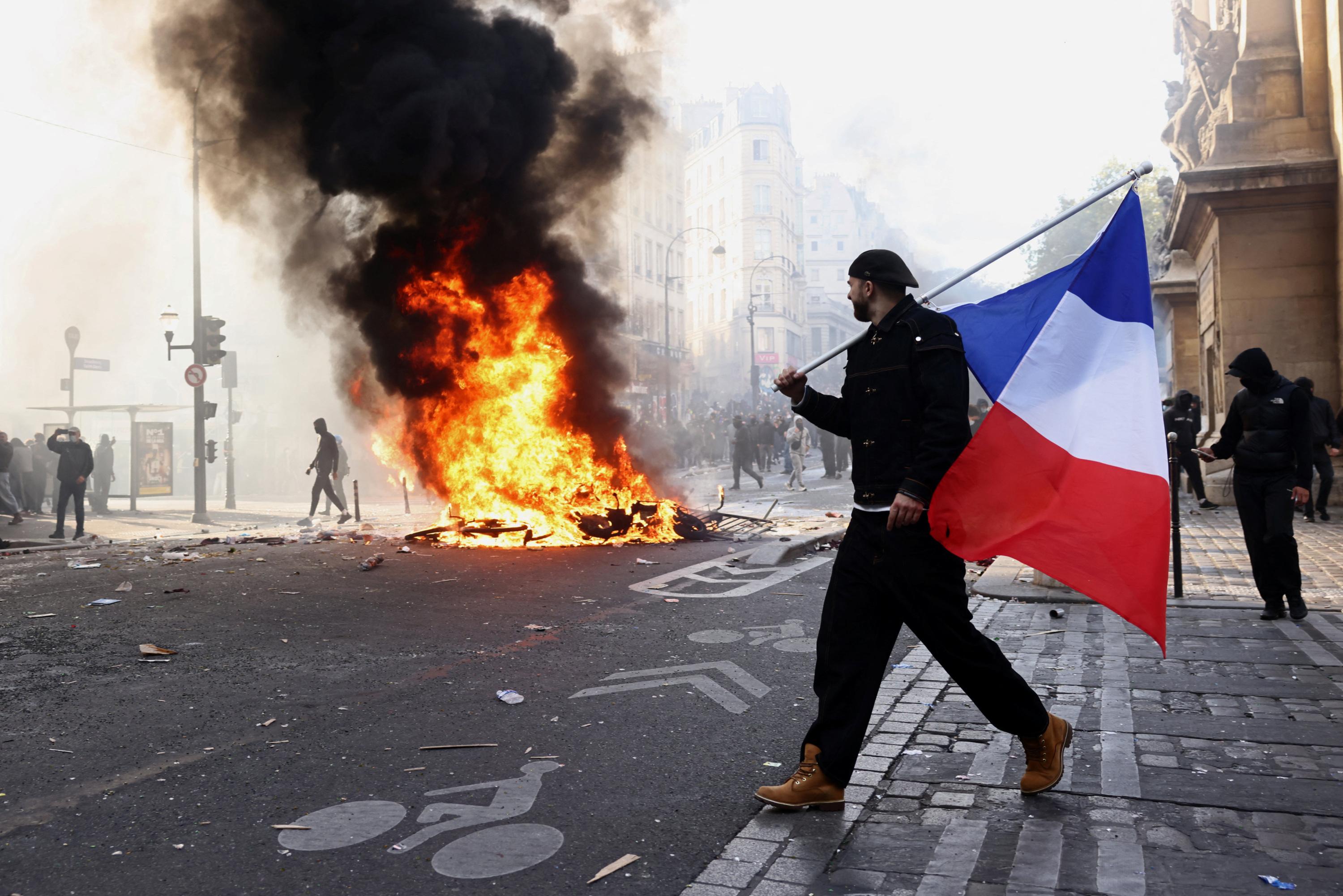 La France sonnée après une journée de mobilisation virant au chaos