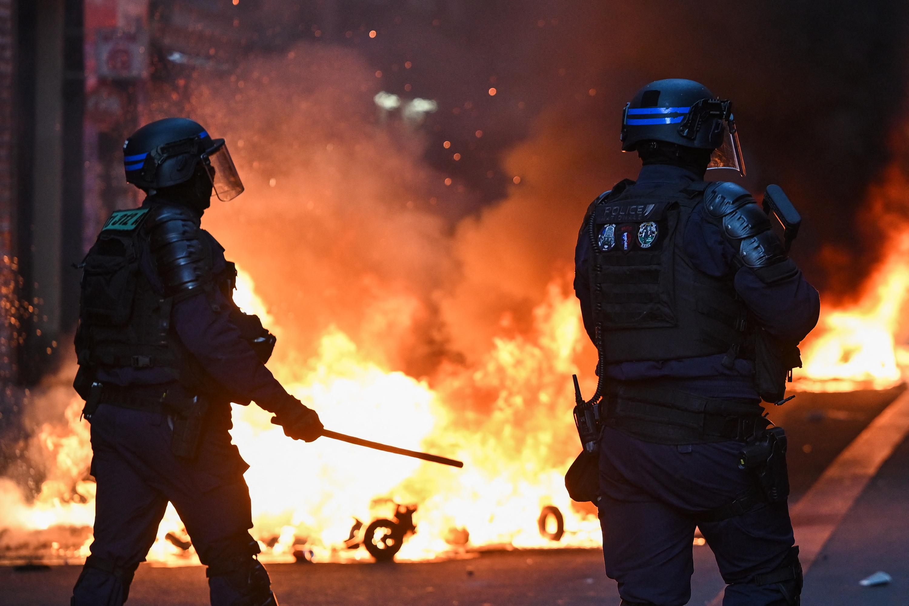 EN DIRECT - Violences du 17 octobre : de nouveaux heurts et des magasins pillés à Paris, Emmanuel Macron tente de reprendre la main après le chaos