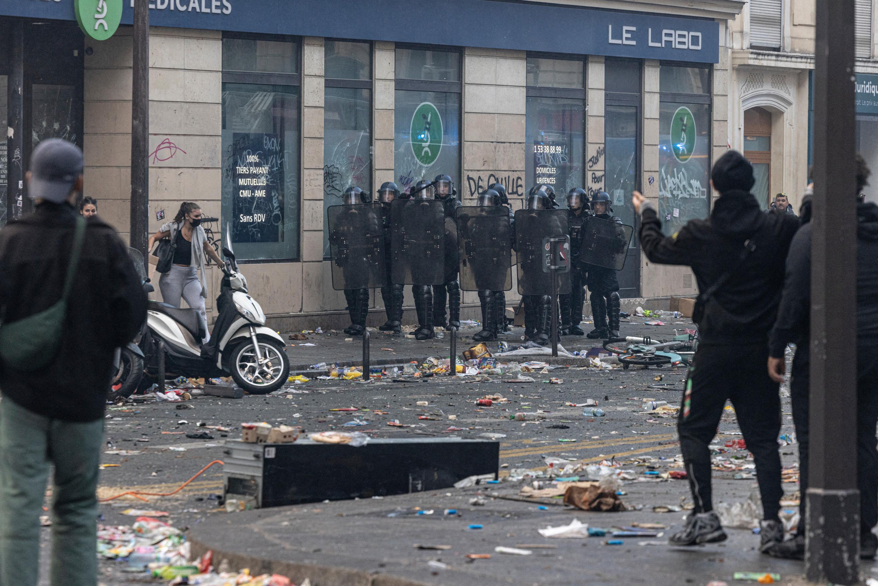 Émeutes : très remontés contre le gouvernement et LFI, les Français soutiennent largement leur police