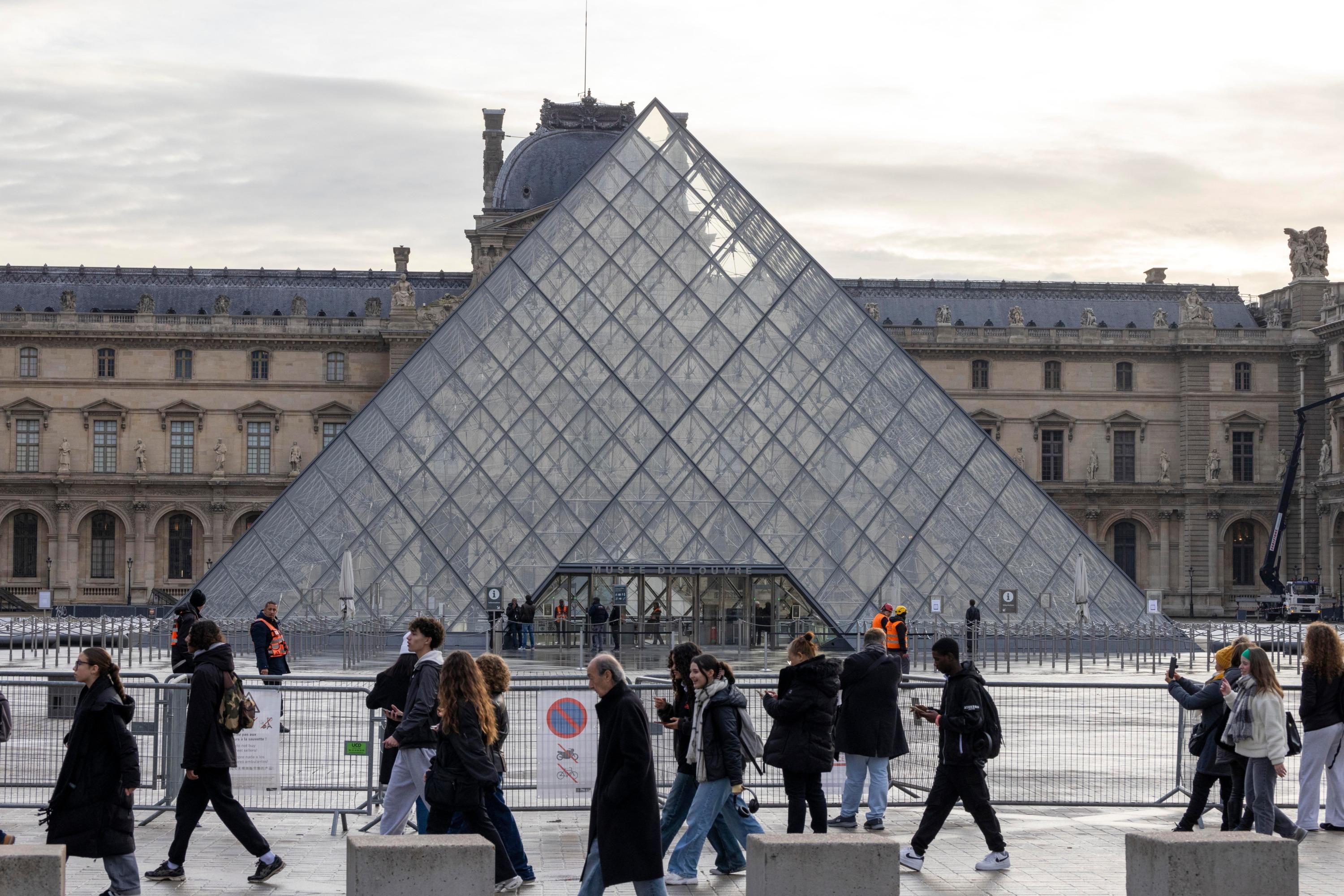 Cambriolage du musée du Louvre : un membre présumé du commando voit sa demande de remise en liberté refusée