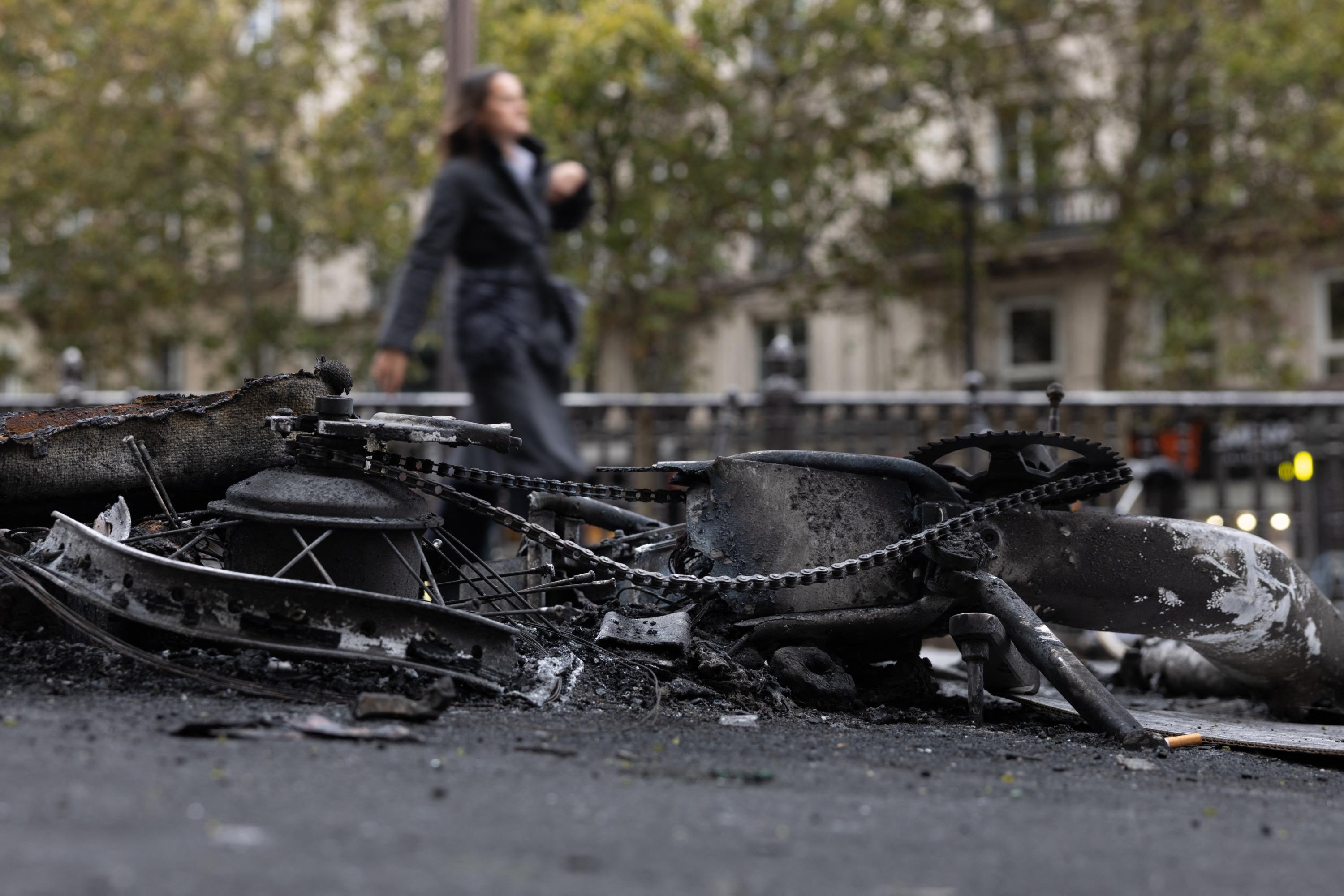 Retrait du mobilier urbain, des poubelles, des vélos en libre-service… Les villes vident leurs rues avant l’Acte II des «gilets jaunes»