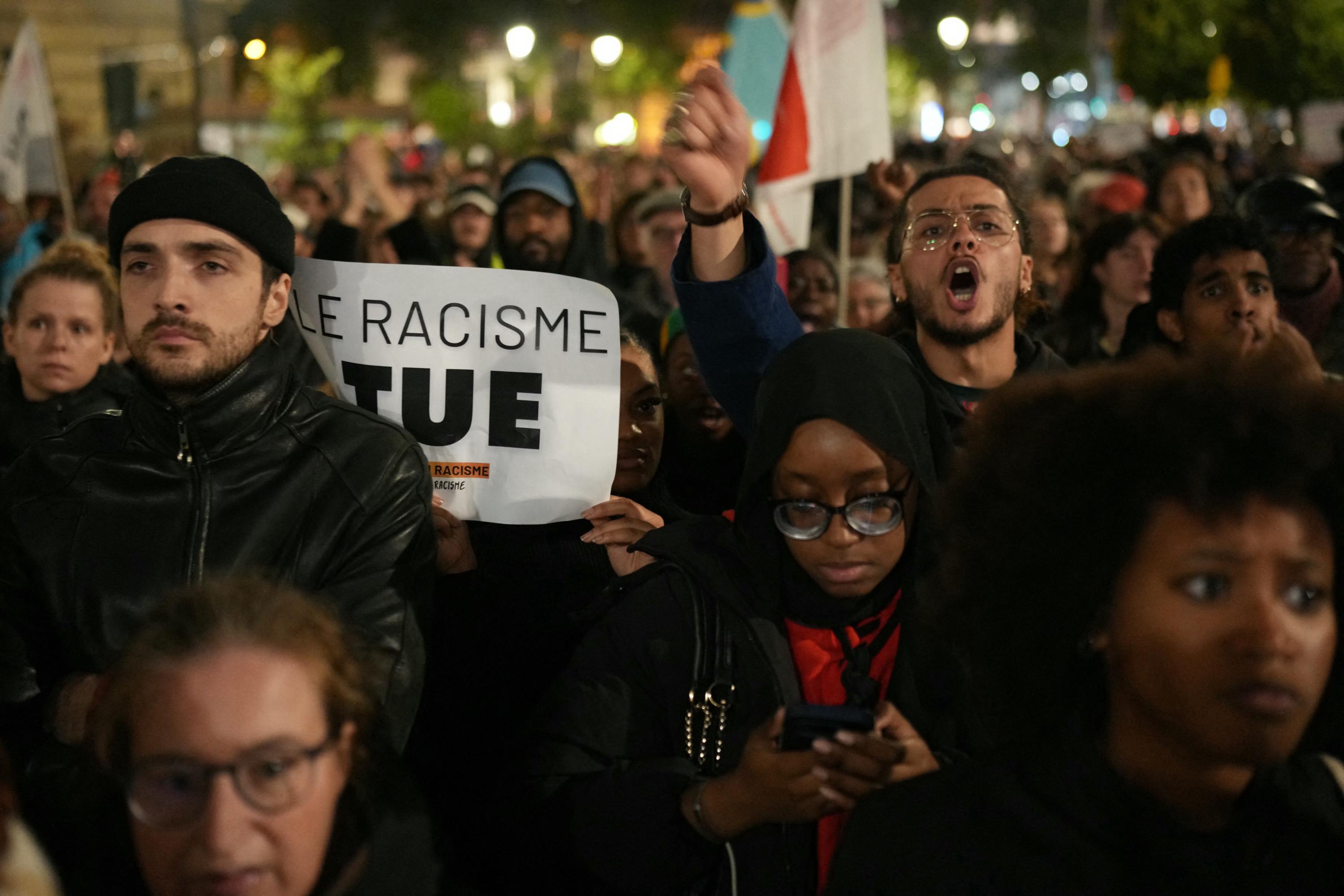 Attentat terroriste dans les Yvelines : un hommage rendu à Paris aux victimes, Emmanuel Grégoire chahuté par la foule
