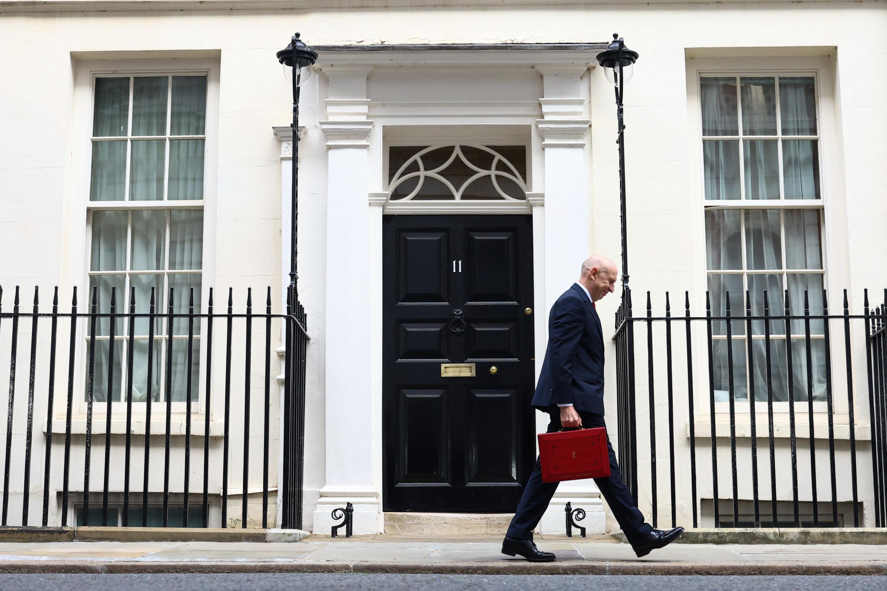 Budget britannique: la croissance revue à la hausse en 2026, mais la baisse en 2027