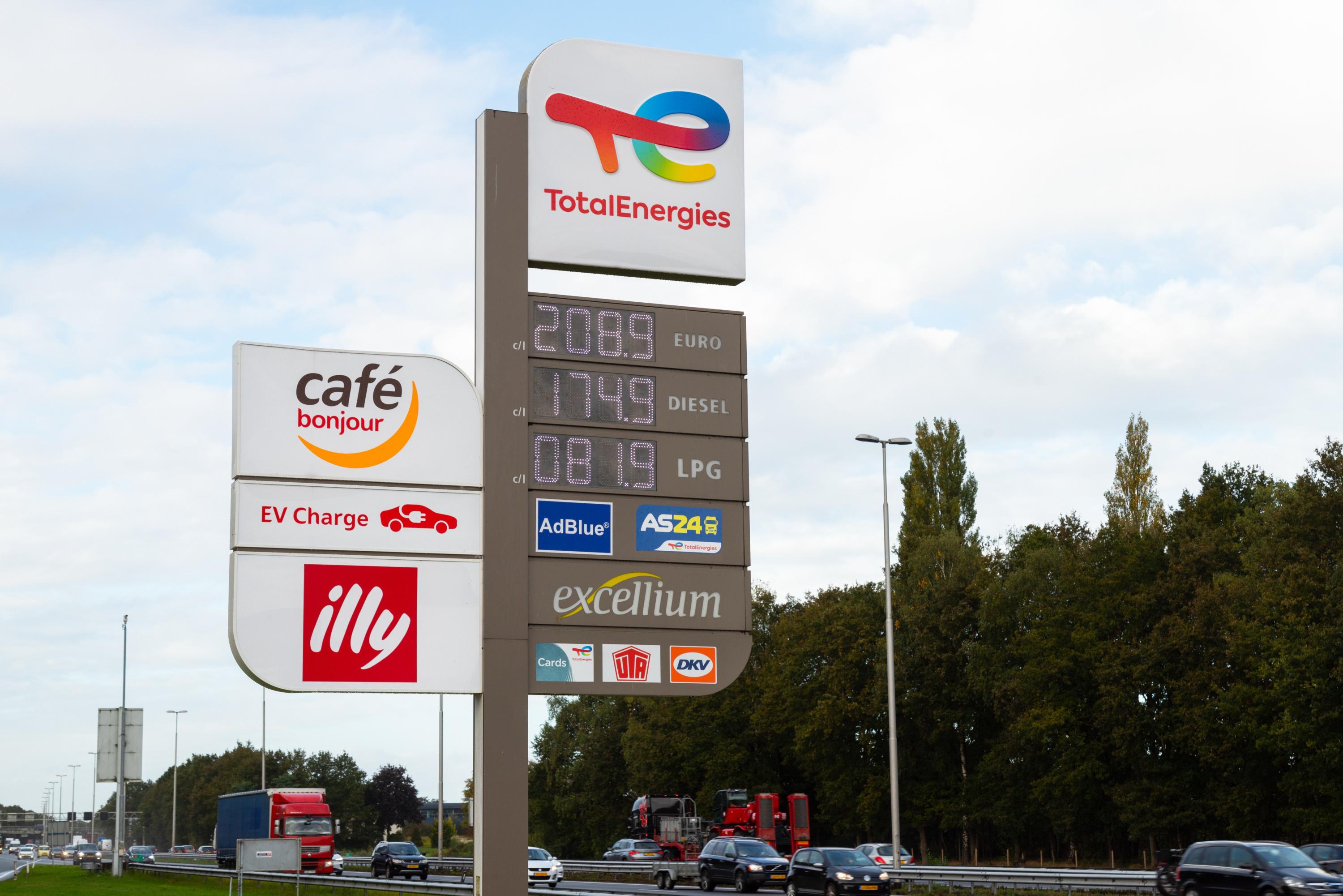 « Total doit être exemplaire » : le gouvernement réclame une baisse des prix après la libération du stock stratégique