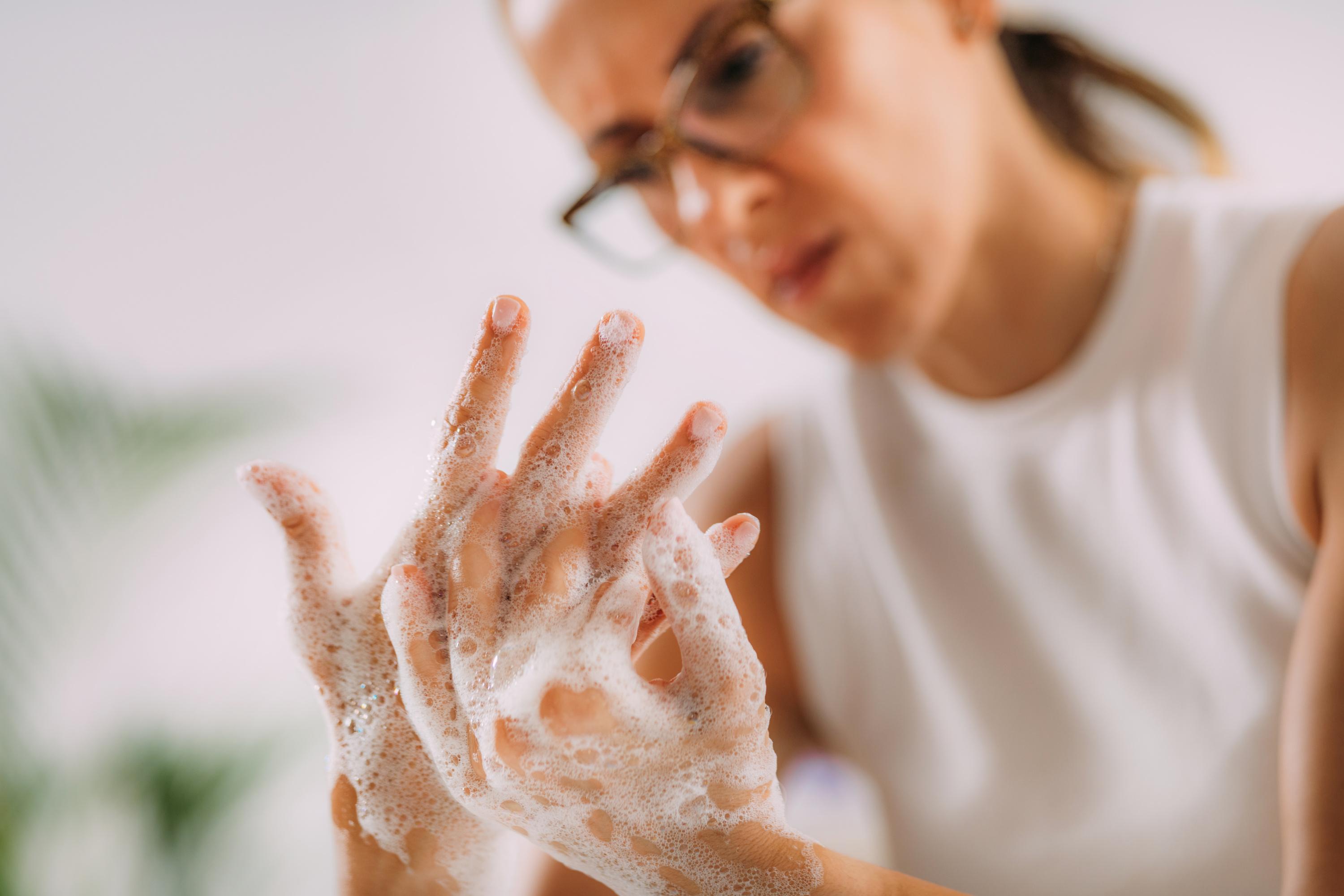 «Je lui demandais de toucher des choses à ma place, puis d’aller se laver les mains» : quand un trouble obsessionnel compulsif dicte le quotidien