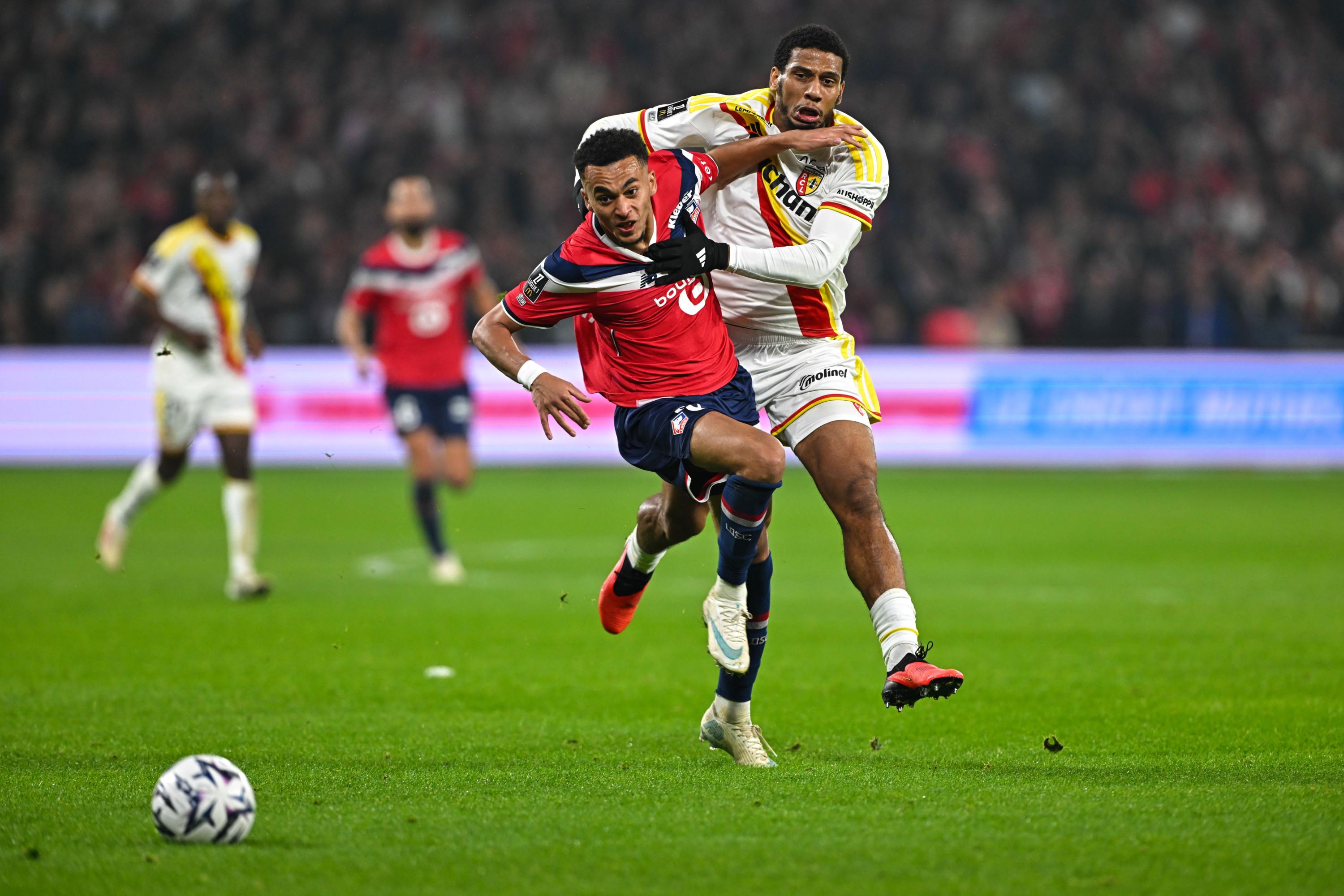 EN DIRECT - Lille-Lens : les Dogues étouffent les Sang et Or mais ne trouvent pas la solution dans un derby du Nord enflammé