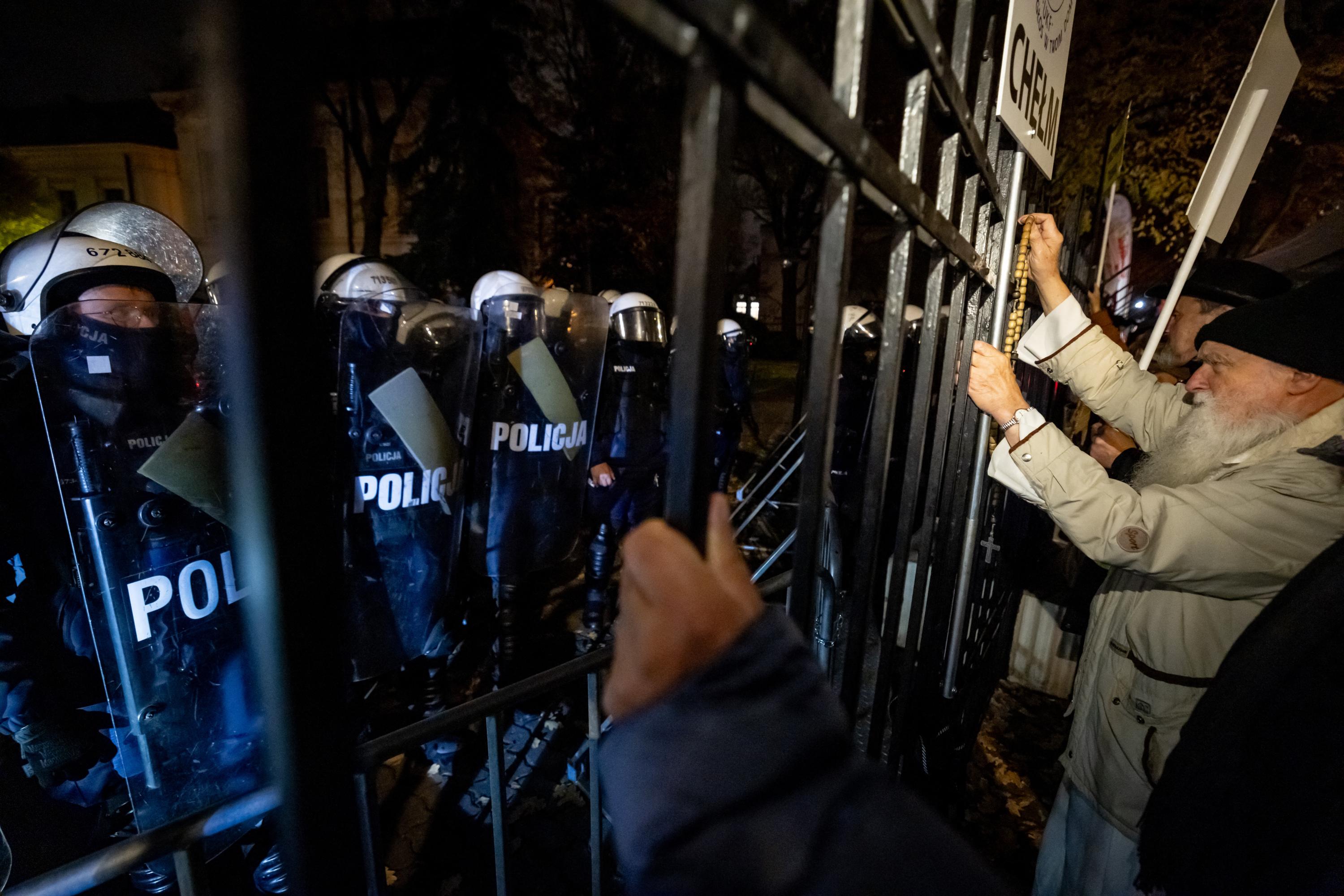 Crise politique en Pologne : le président du tribunal constitutionnel écarté, la police anti-émeutes déployée