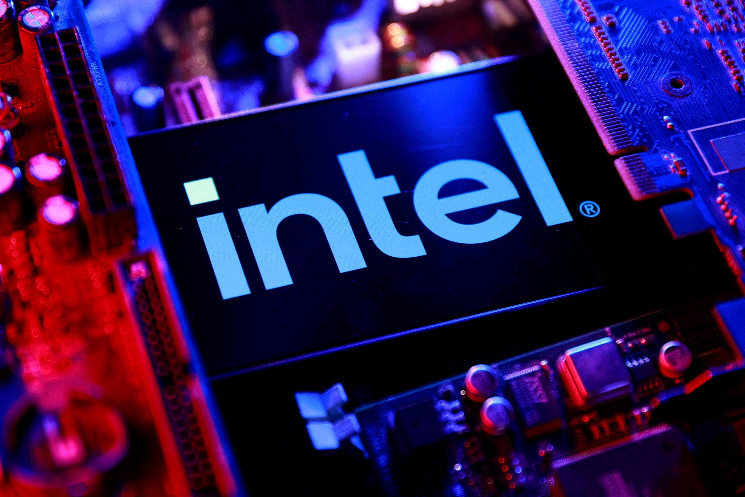 Une chute de près de 30 % à l’ouverture des marchés : la crise des ventes de PC plombe Intel