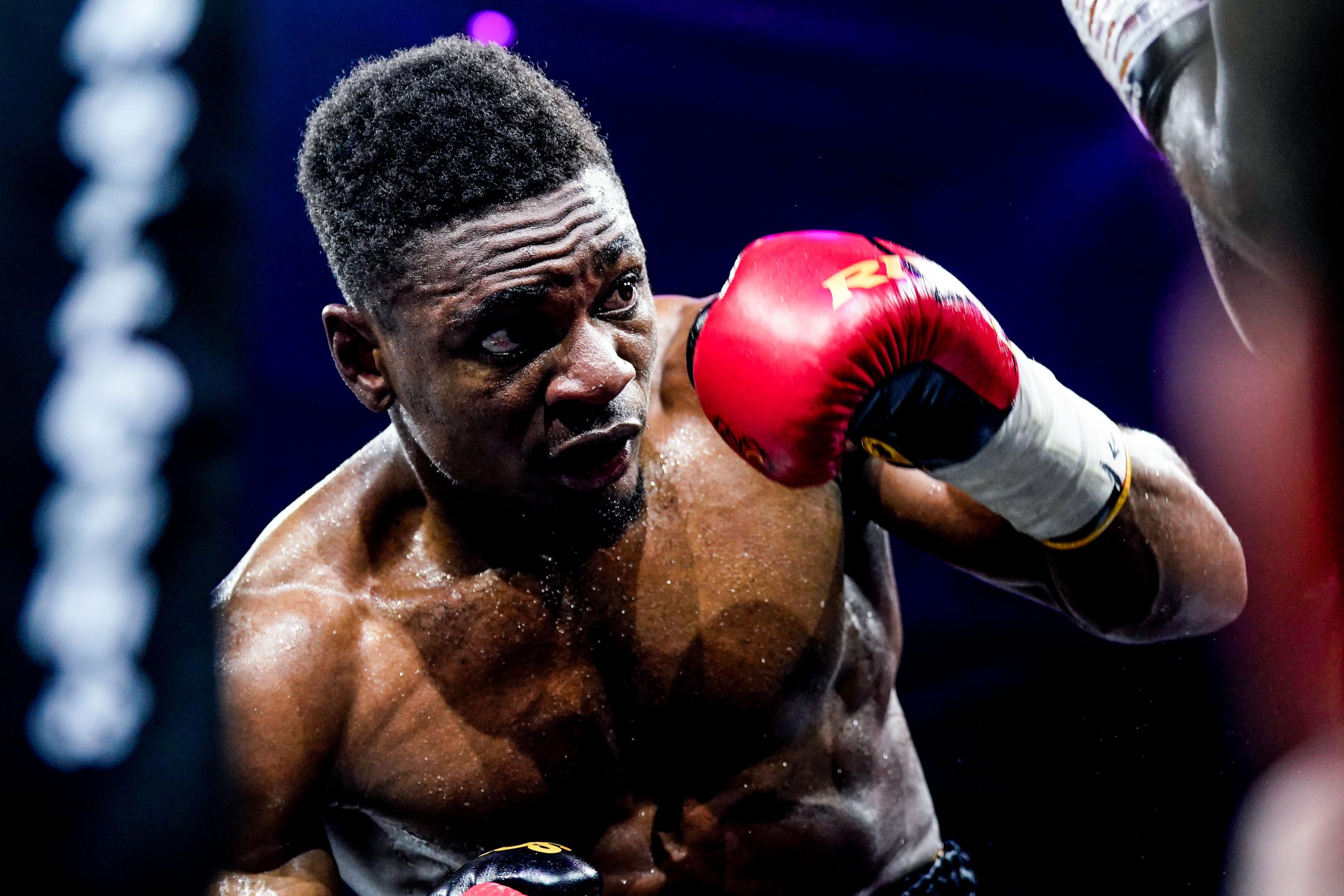 EN DIRECT - Boxe : le combat d’une vie pour le Français Mbilli face à la légende Canelo