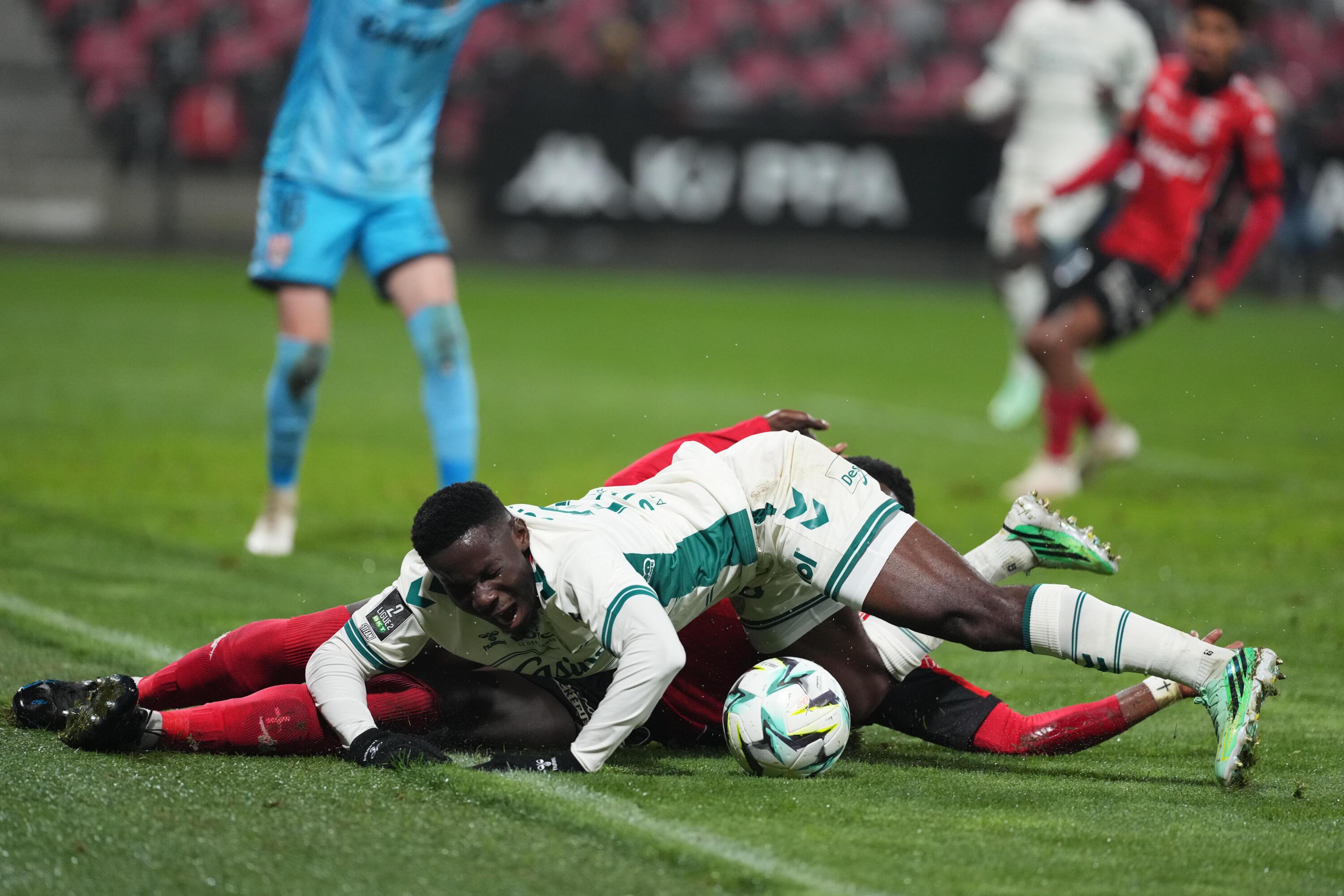 Ligue 2 : le coup de la panne pour Saint-Etienne, lourdement battu à Guingamp