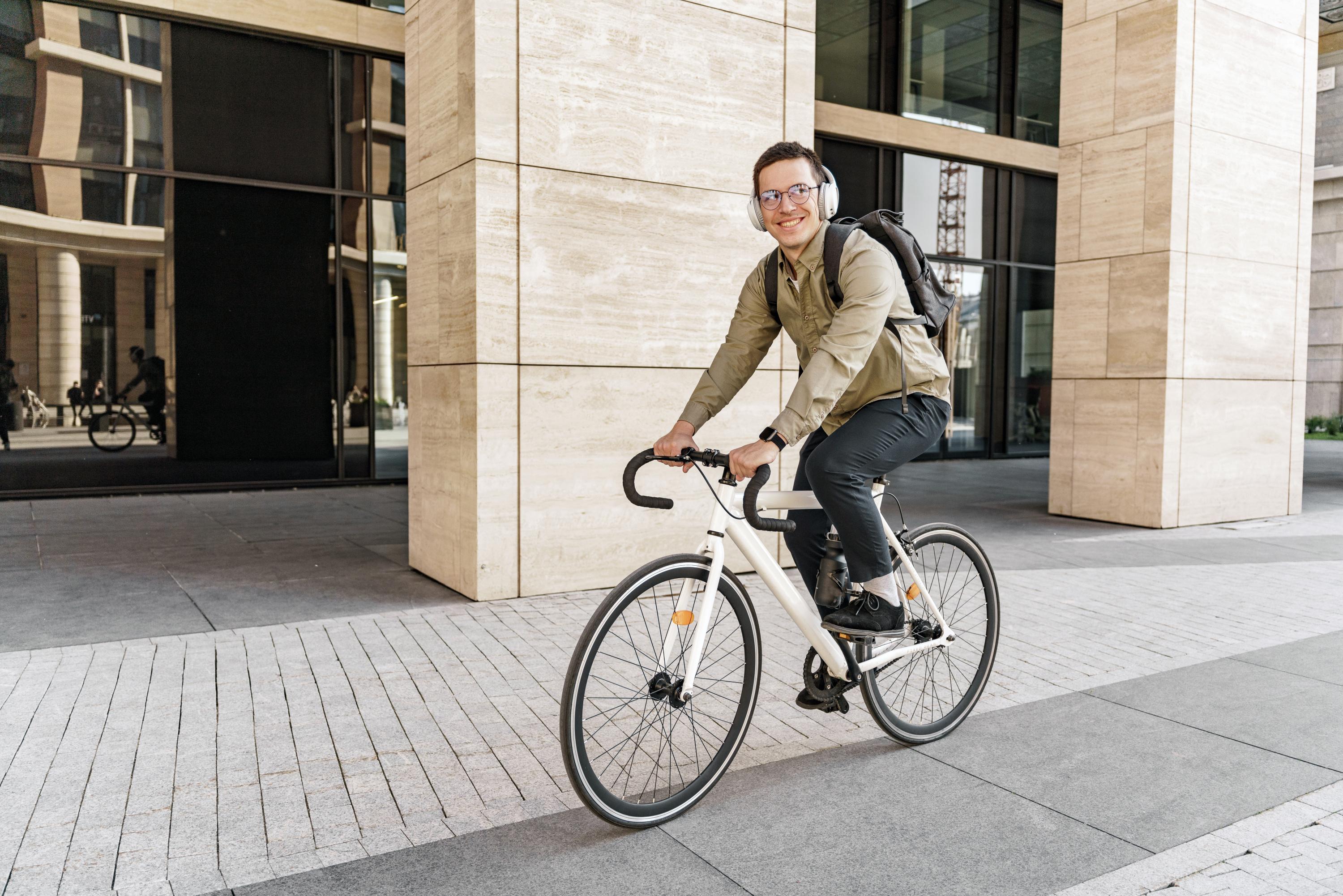 Depuis la crise sanitaire, un nombre croissant de salariés prennent le vélo pour se rendre au travail.