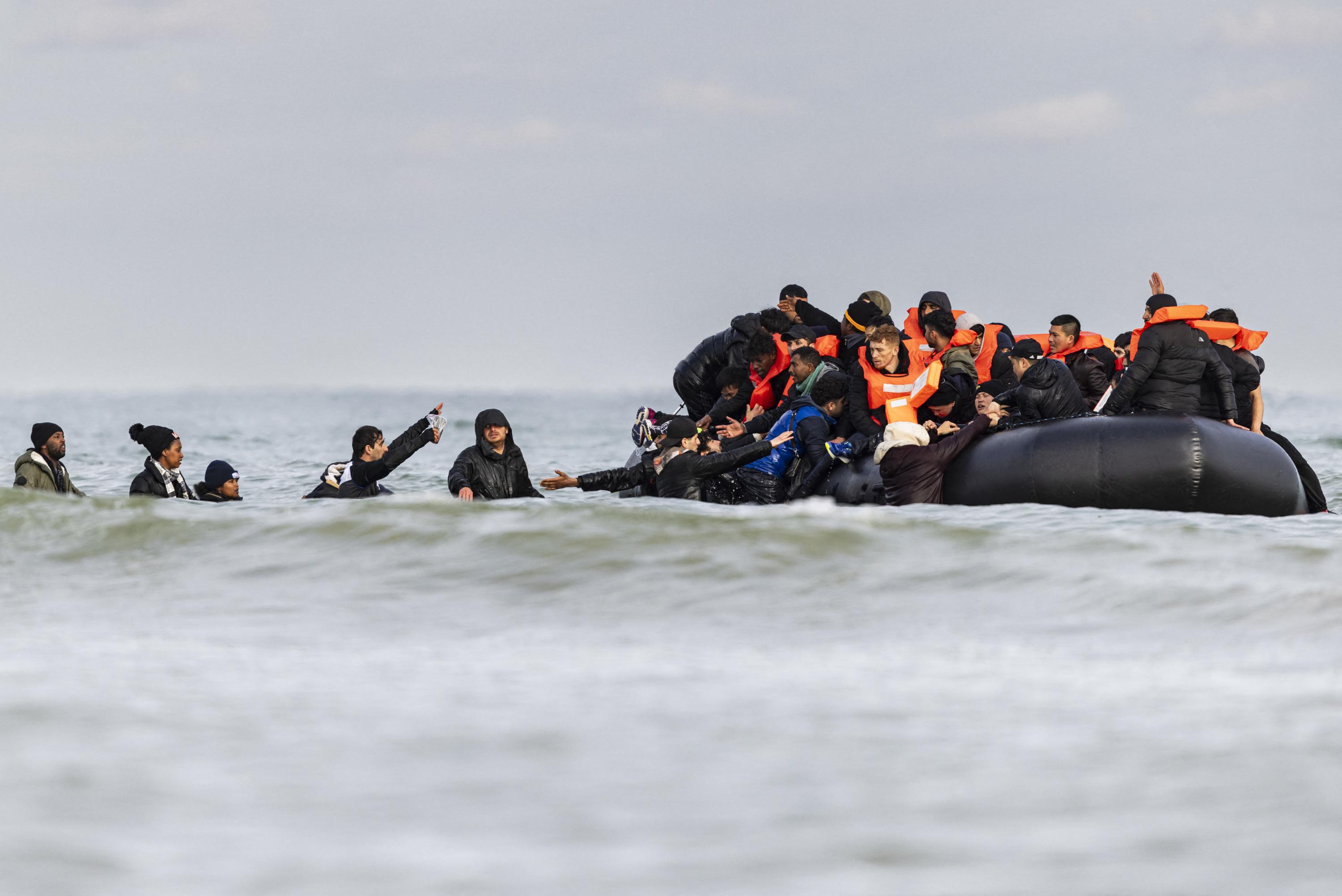 Migrants : au moins 973 traversées illégales de la Manche samedi, un record en 2024