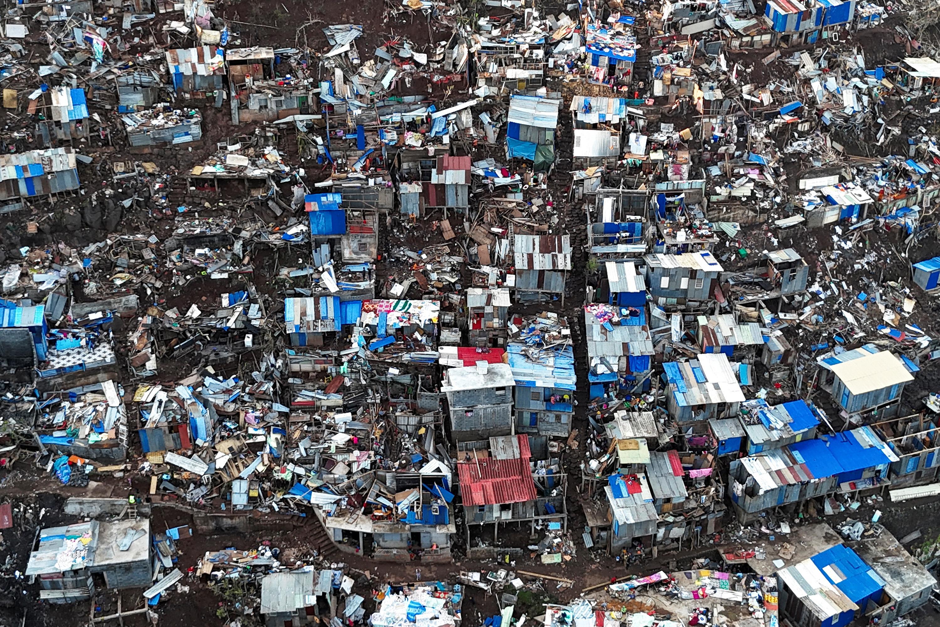 Cyclone Chido à Mayotte : un recensement va être lancé «avec l'Insee et les maires», annonce Manuel Valls