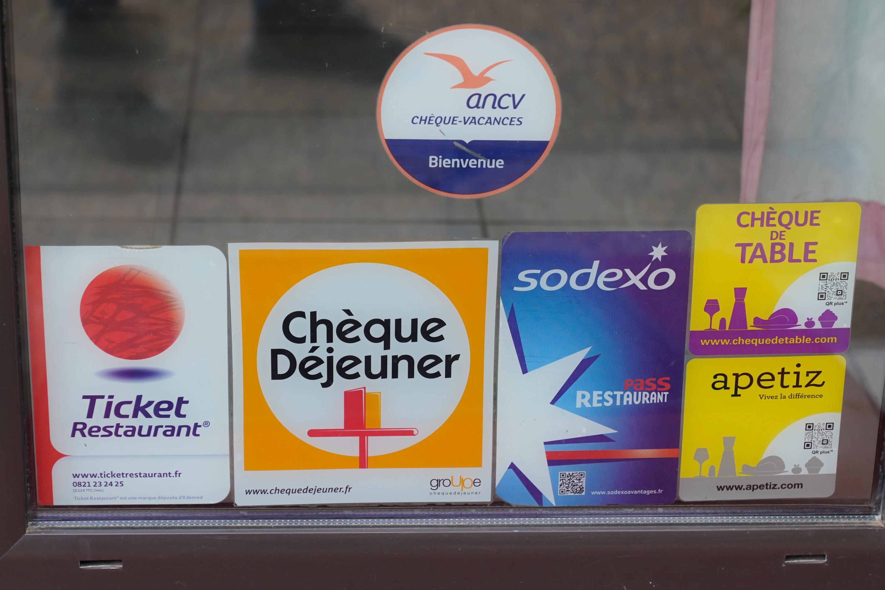 Titres-restaurant : en quoi consisterait le double plafond évoqué par le gouvernement ?