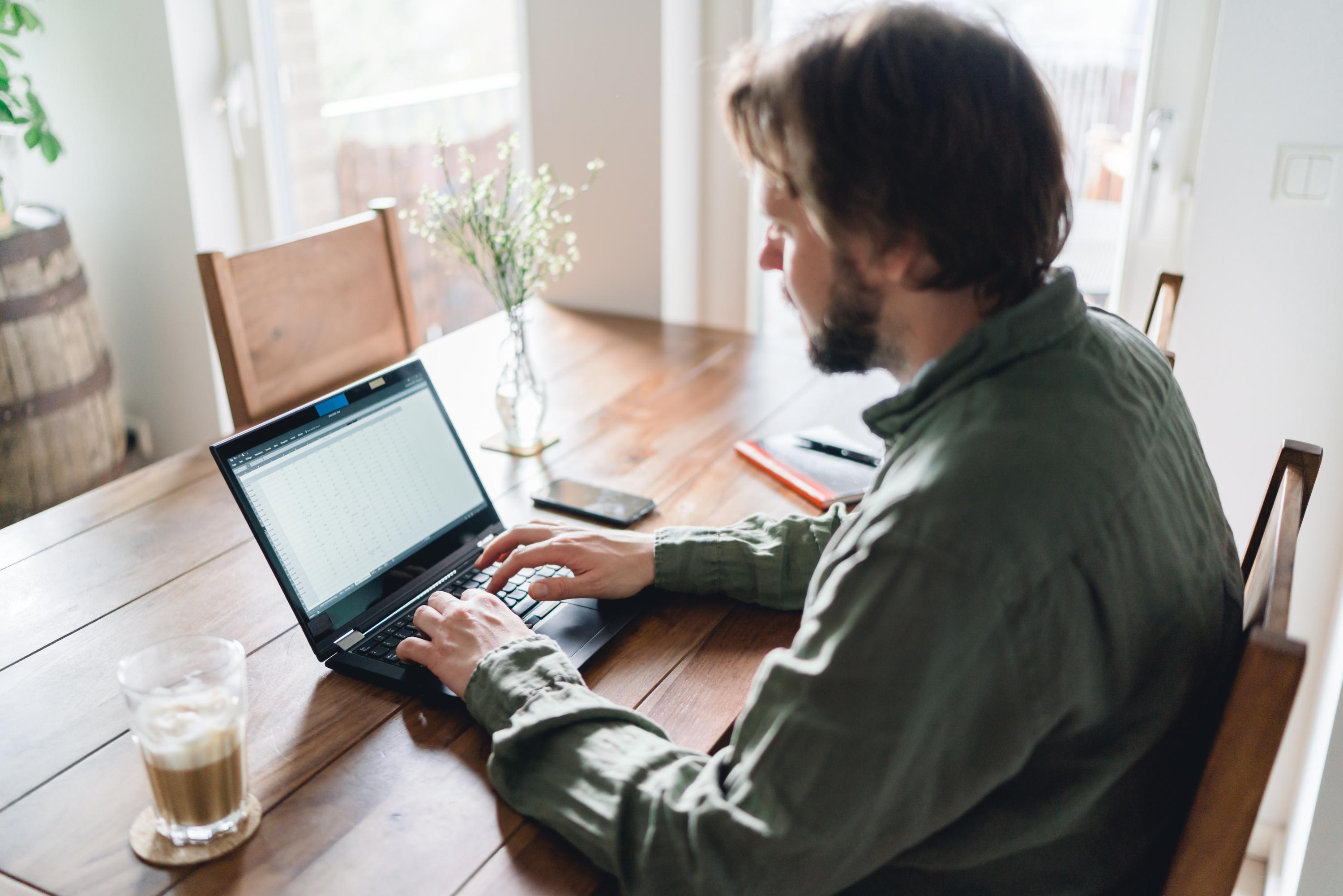 «La distance entrave la communication» : avec le télétravail, des salariés productifs mais exposés à de nouveaux risques