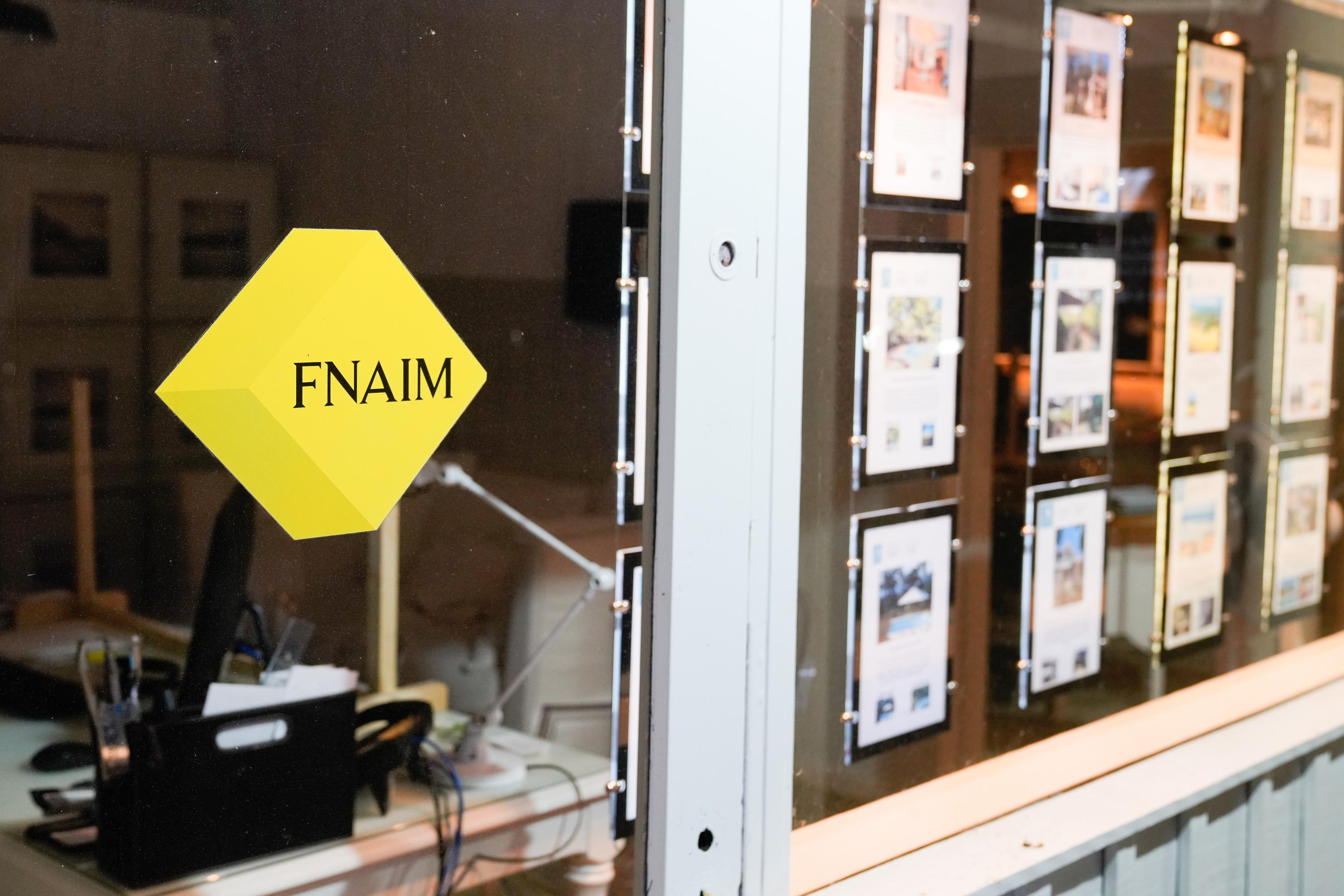 La FNAIM et son logo au cube jaune, reconnaissable d’entre tous, figure sur les devantures de milliers d’agences en France.