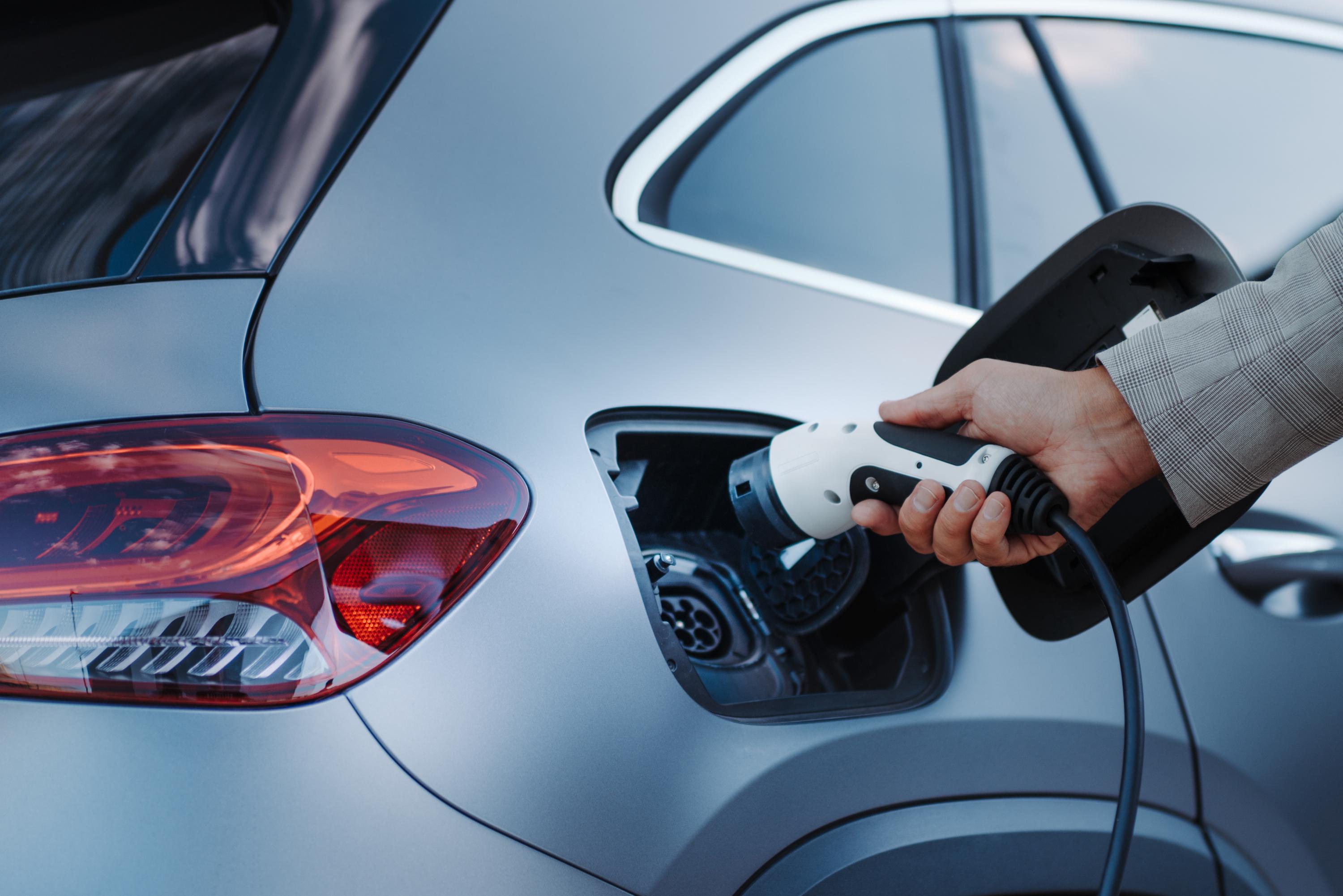 «Avec la guerre en Iran, ça m’aurait embêté de choisir un diesel» : qui sont les nouveaux acheteurs de voitures électriques ?