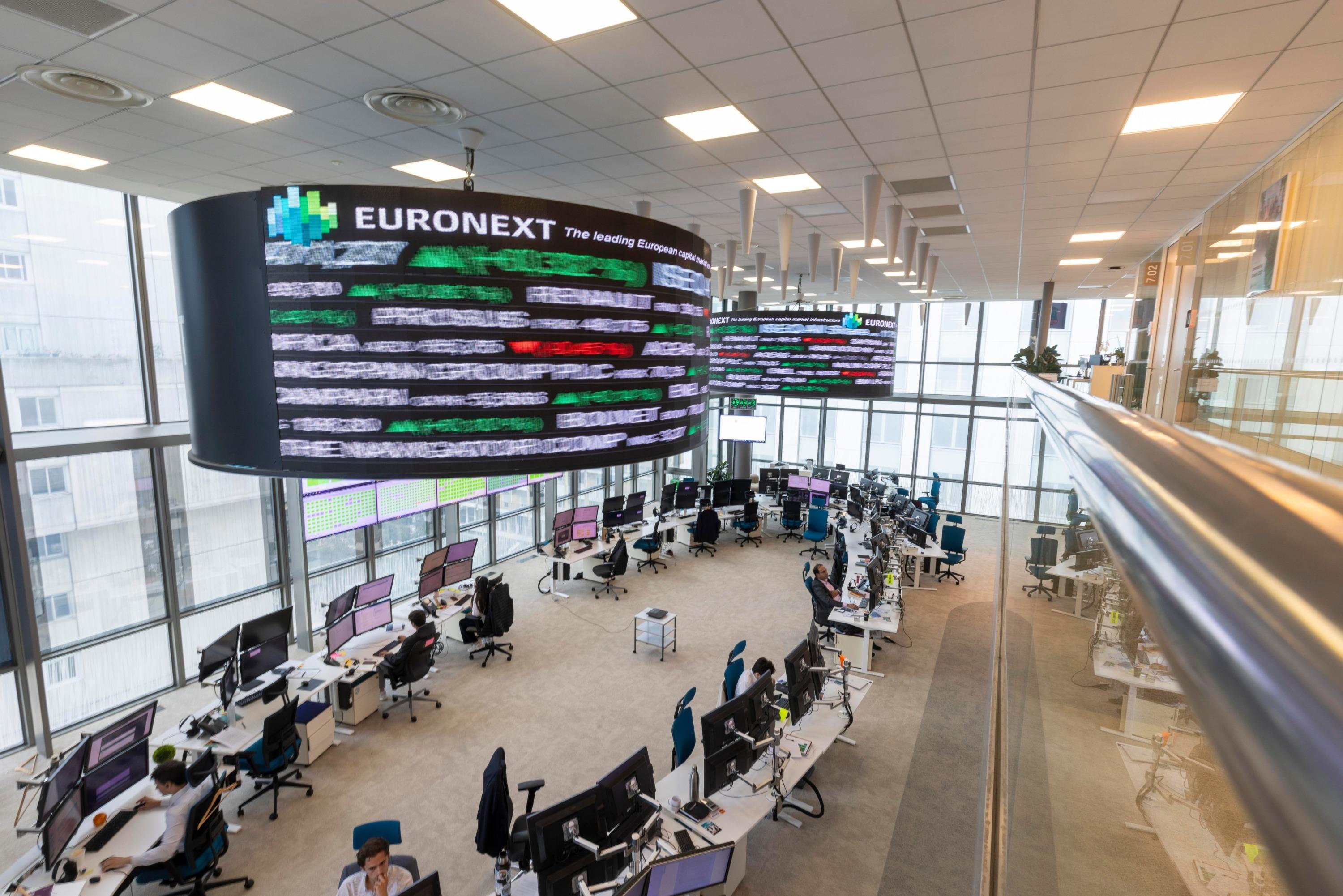 Les Bourses européennes terminent en petite hausse, au seuil d'une semaine incertaine