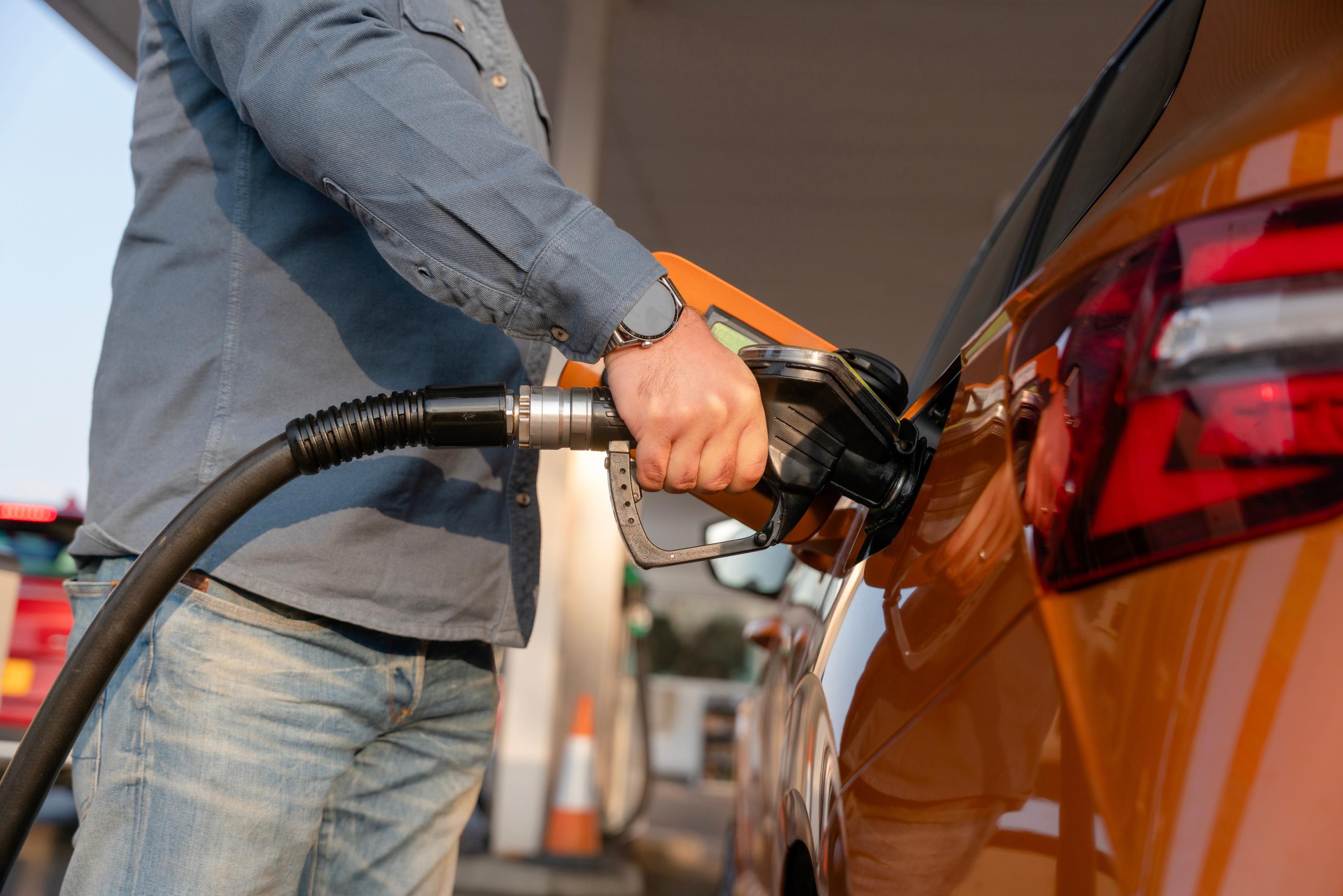 Carburants : Lecornu a demandé à ses ministres de «prolonger» jusqu’au 31 décembre les aides ciblées