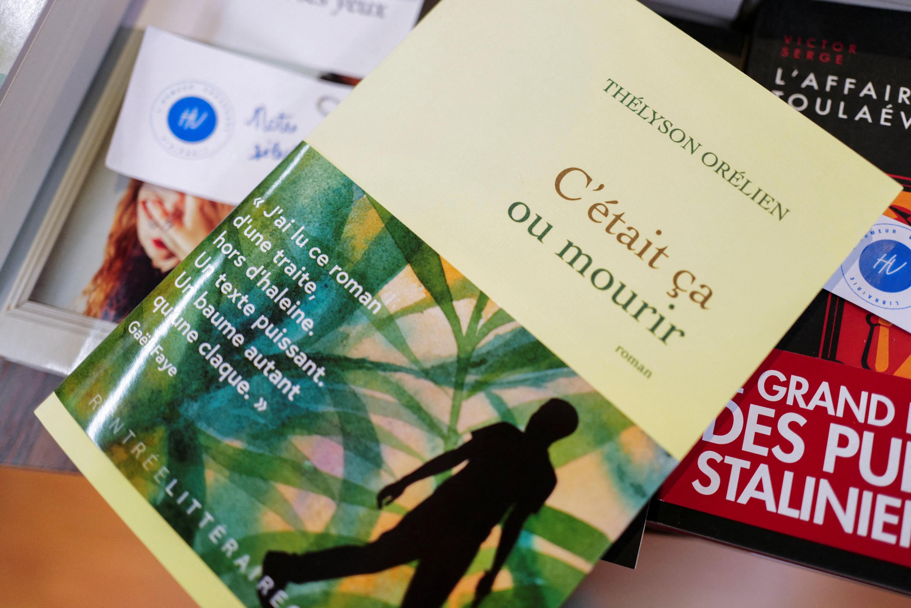 Thélyson Orélien, soupçonné d’avoir utilisé l’IA pour écrire son roman, exclu d'un Salon du livre au Québec
