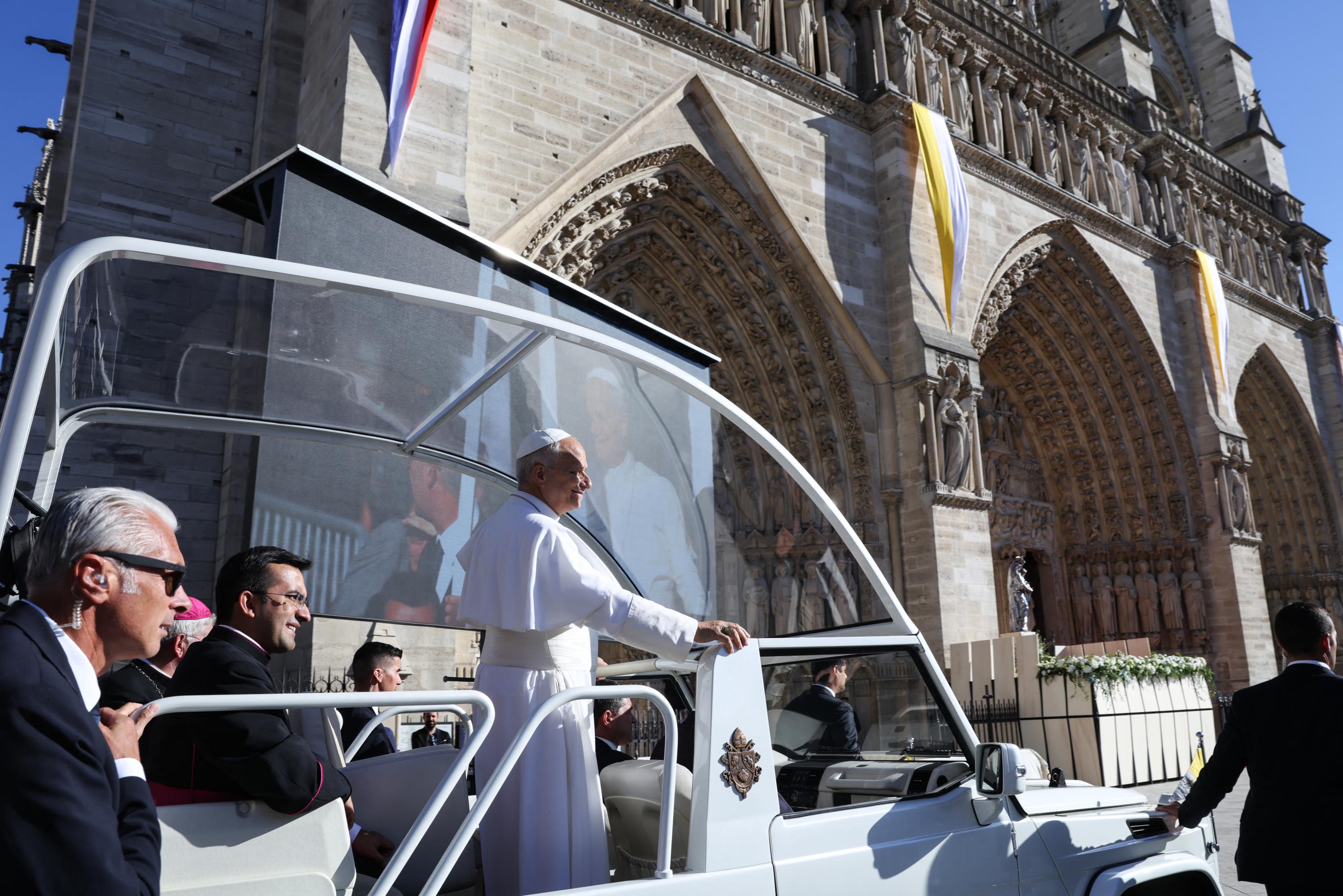 EN DIRECT - Visite de Léon XIV : le pape célèbre les vêpres à Notre-Dame, environ 300.000 personnes le long du parcours à Paris