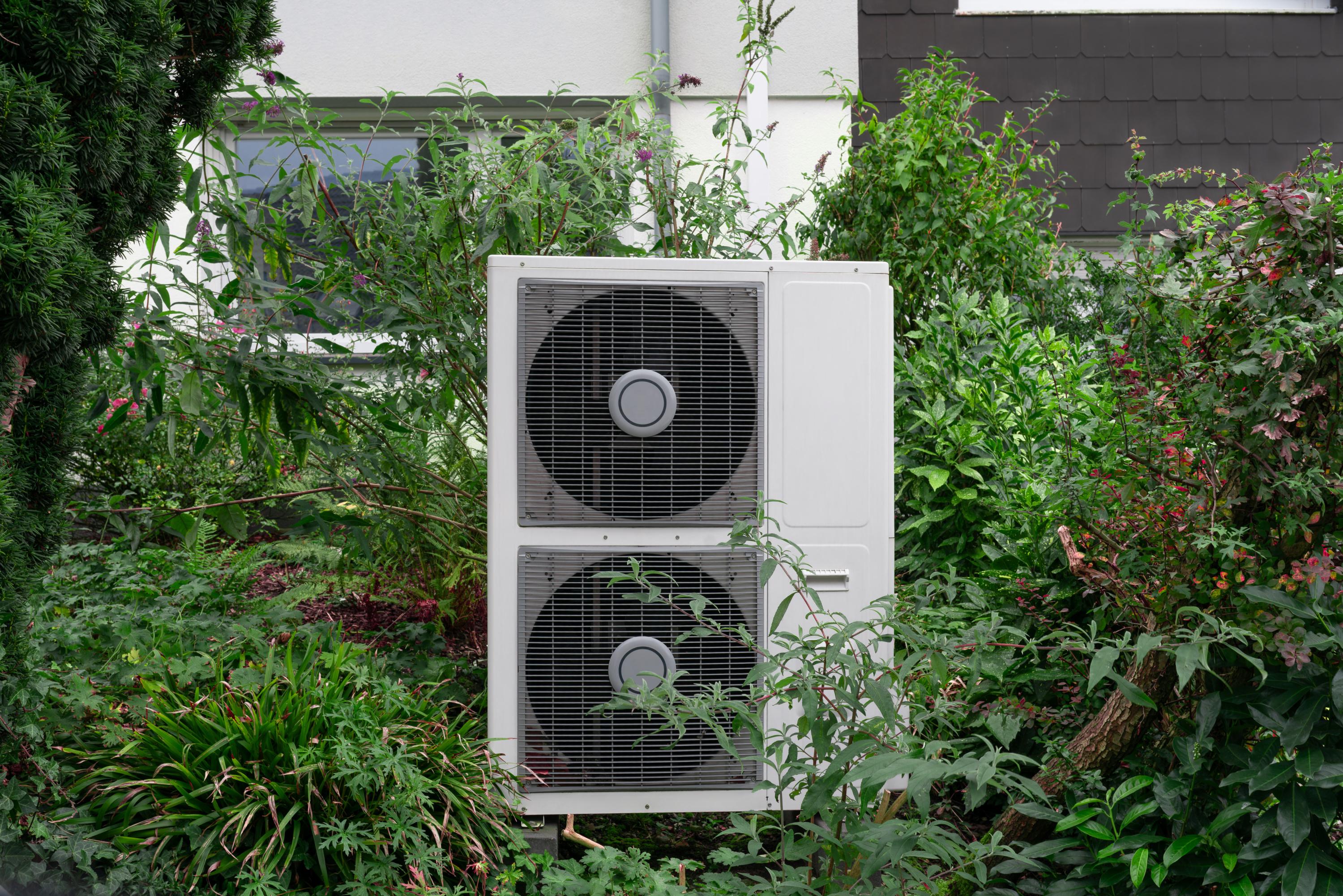 Si un propriétaire ne peut pas se raccorder au chauffage collectif de la copropriété, il peut installer une pompe à chaleur dans le jardin de l’immeuble