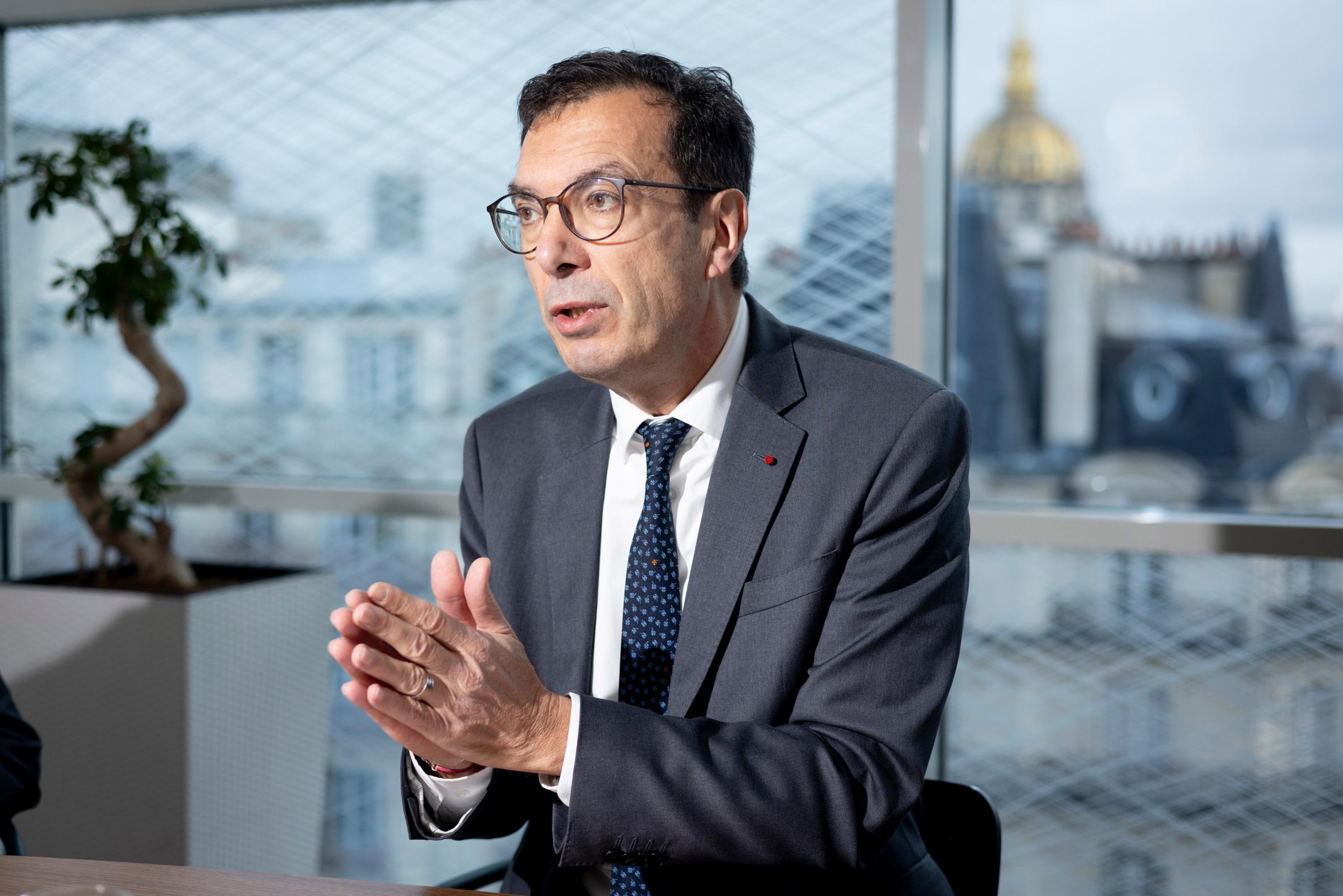 Formation, transmission des savoir-faire : le ministre du Travail prépare un plan pour l’emploi des seniors