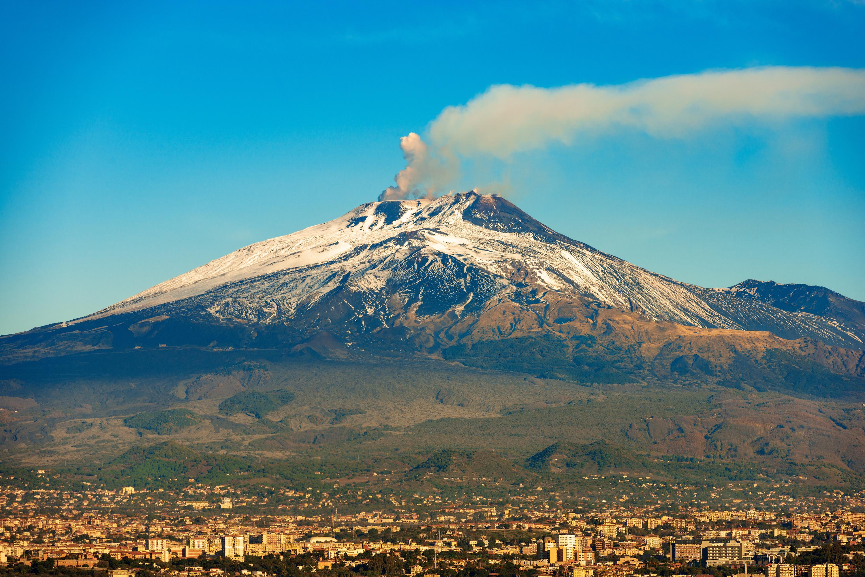 Sicile Regain D Activite De L Etna Qui Emet Des Nuages De Cendres