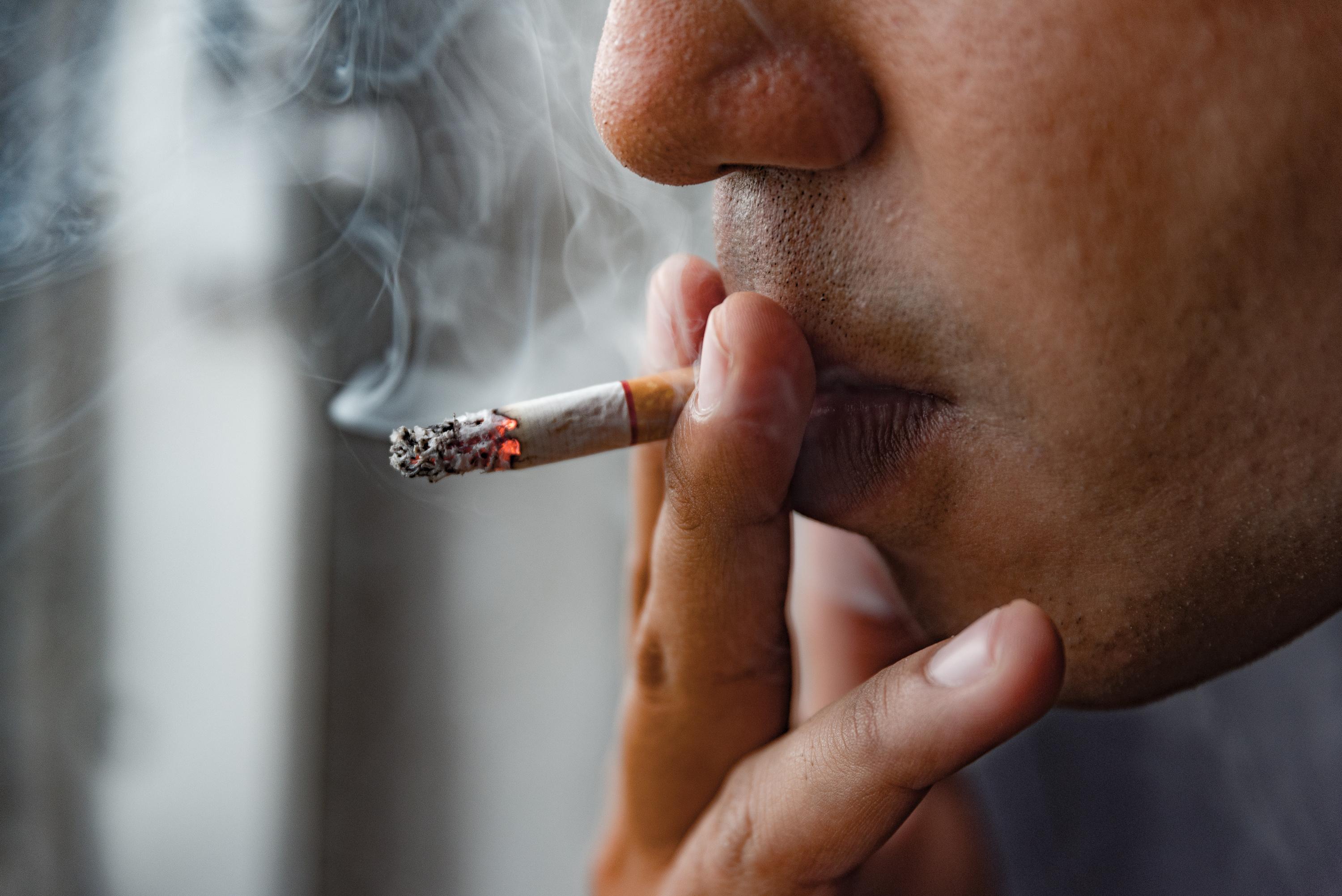 Ciel Et Terre Roman Nathan Devers J'ai voulu restituer le chant du cygne de la cigarette et du modèle de  société qu'il véhicule»