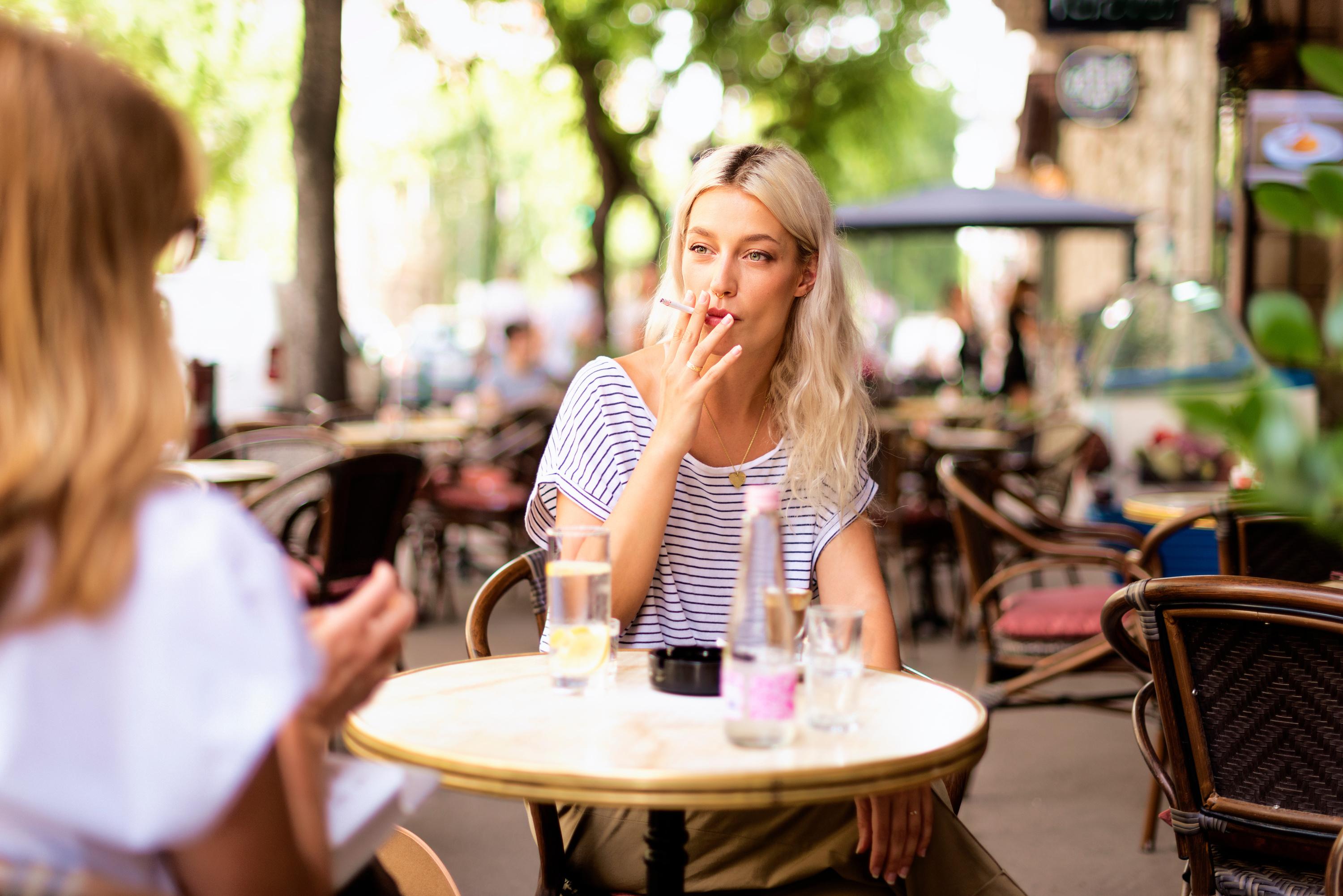 Vers une interdiction de la cigarette aux terrasses des bars et restaurants ?