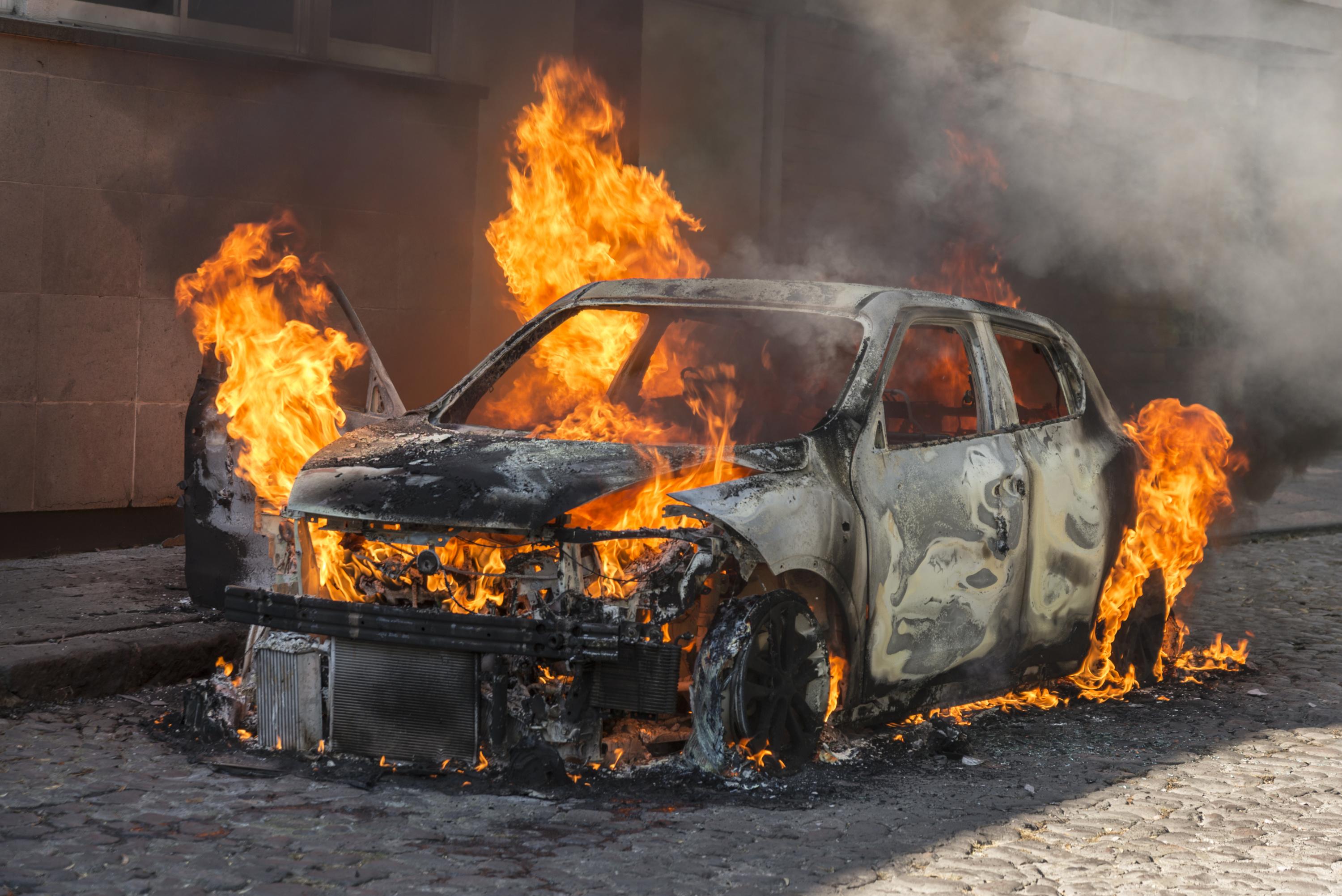 Cavaillon: deux hommes mis en examen pour l'incendie criminel de véhicules de police