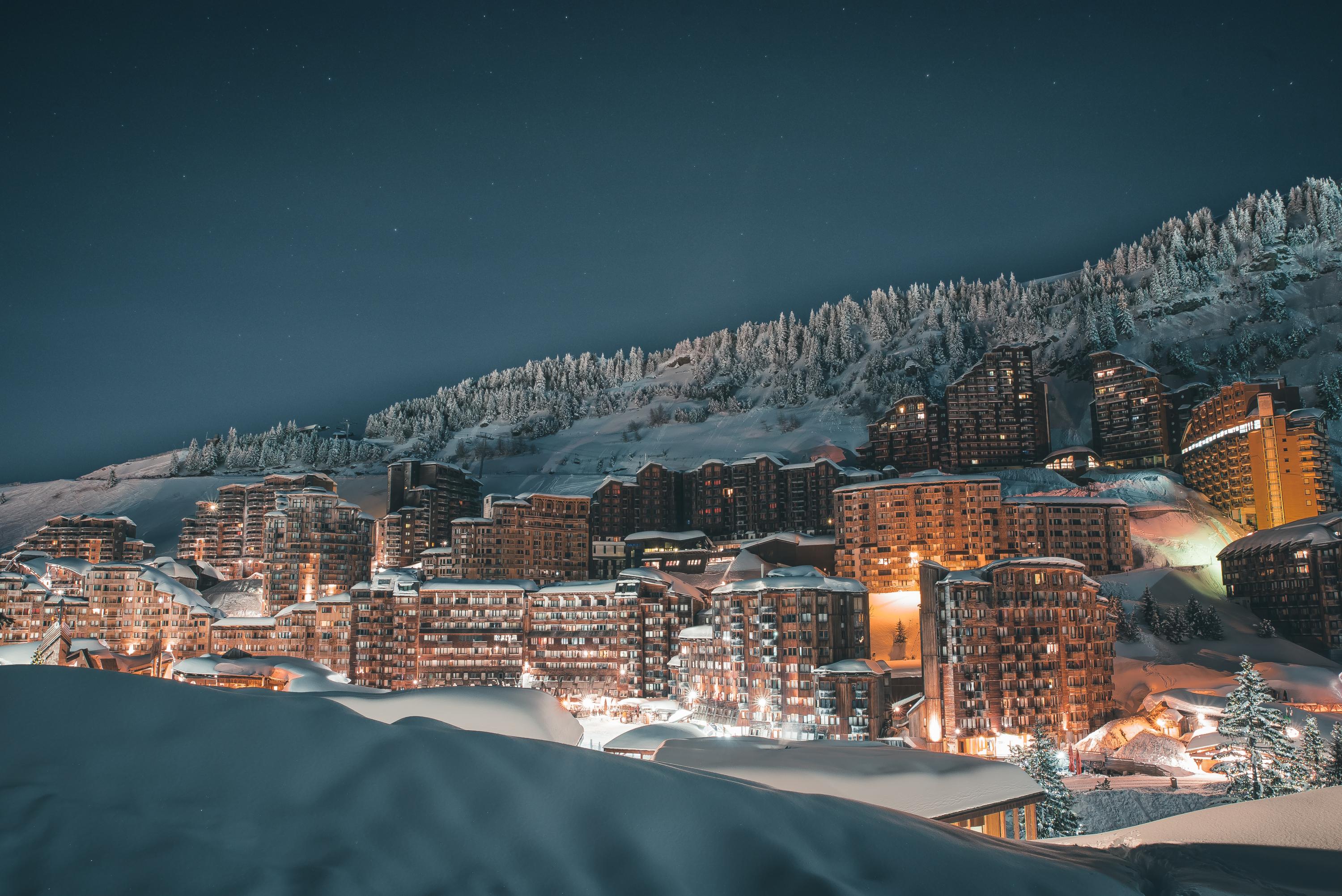 Un coup d’arrêt à tout un pan de l’architecture en France : d’Avoriaz à La Plagne, les stations de ski se battent pour défendre leur patrimoine