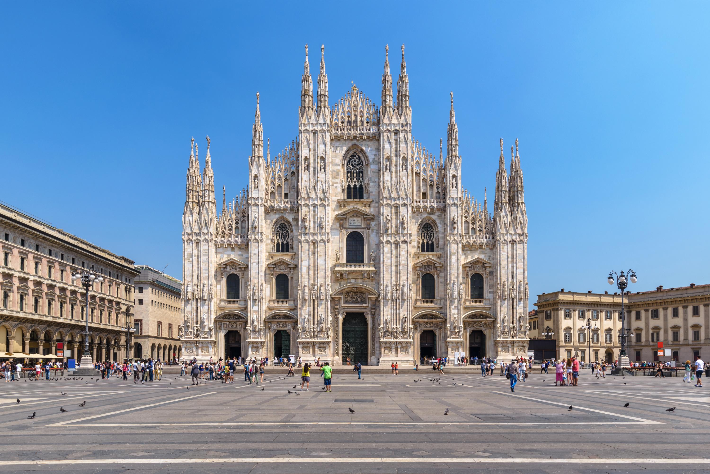 Un détenu travaillant en dehors de sa prison trouve la mort en se jetant du Duomo de Milan