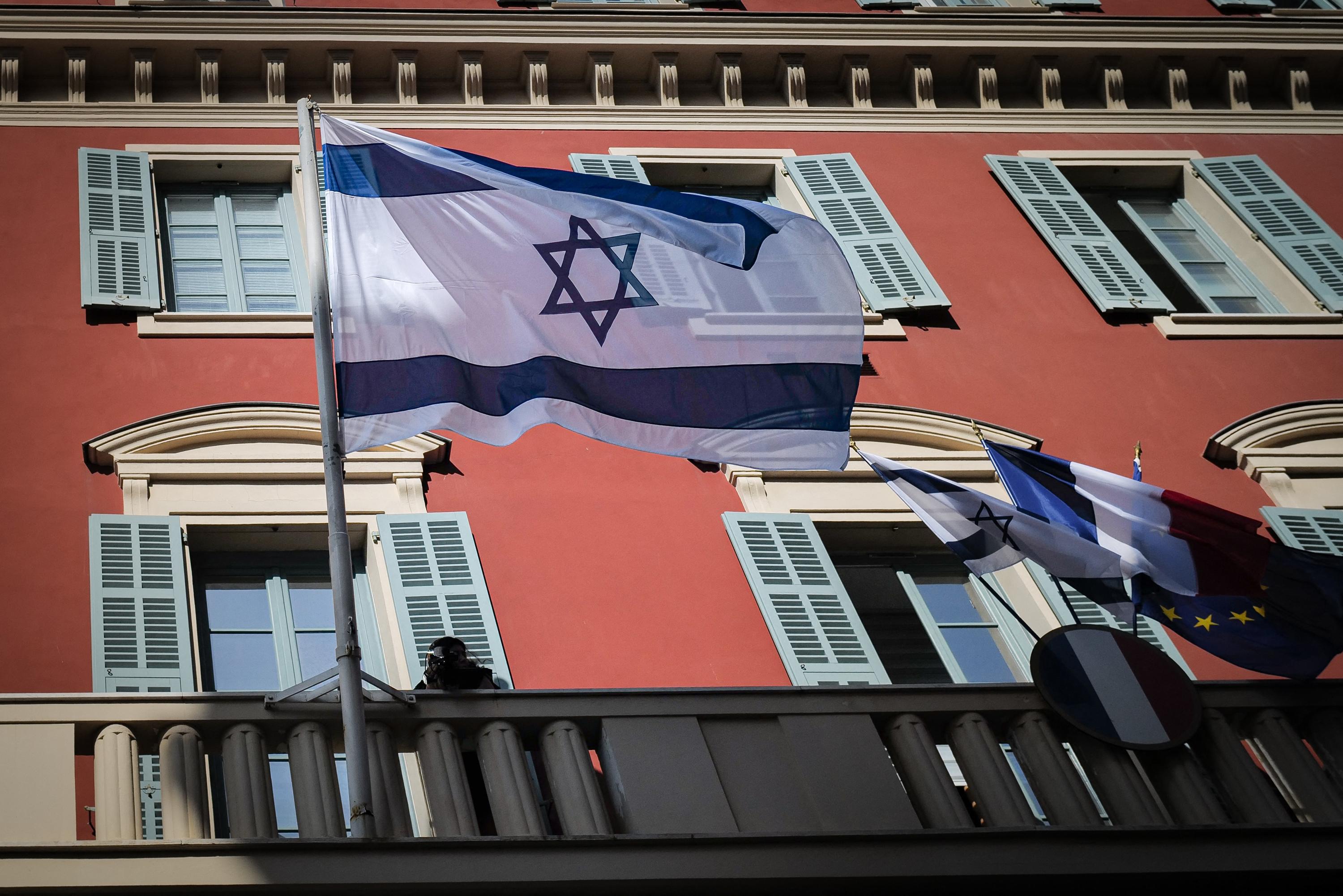 À Nice, la justice saisie du cas des drapeaux israéliens hissés sur le fronton de la mairie