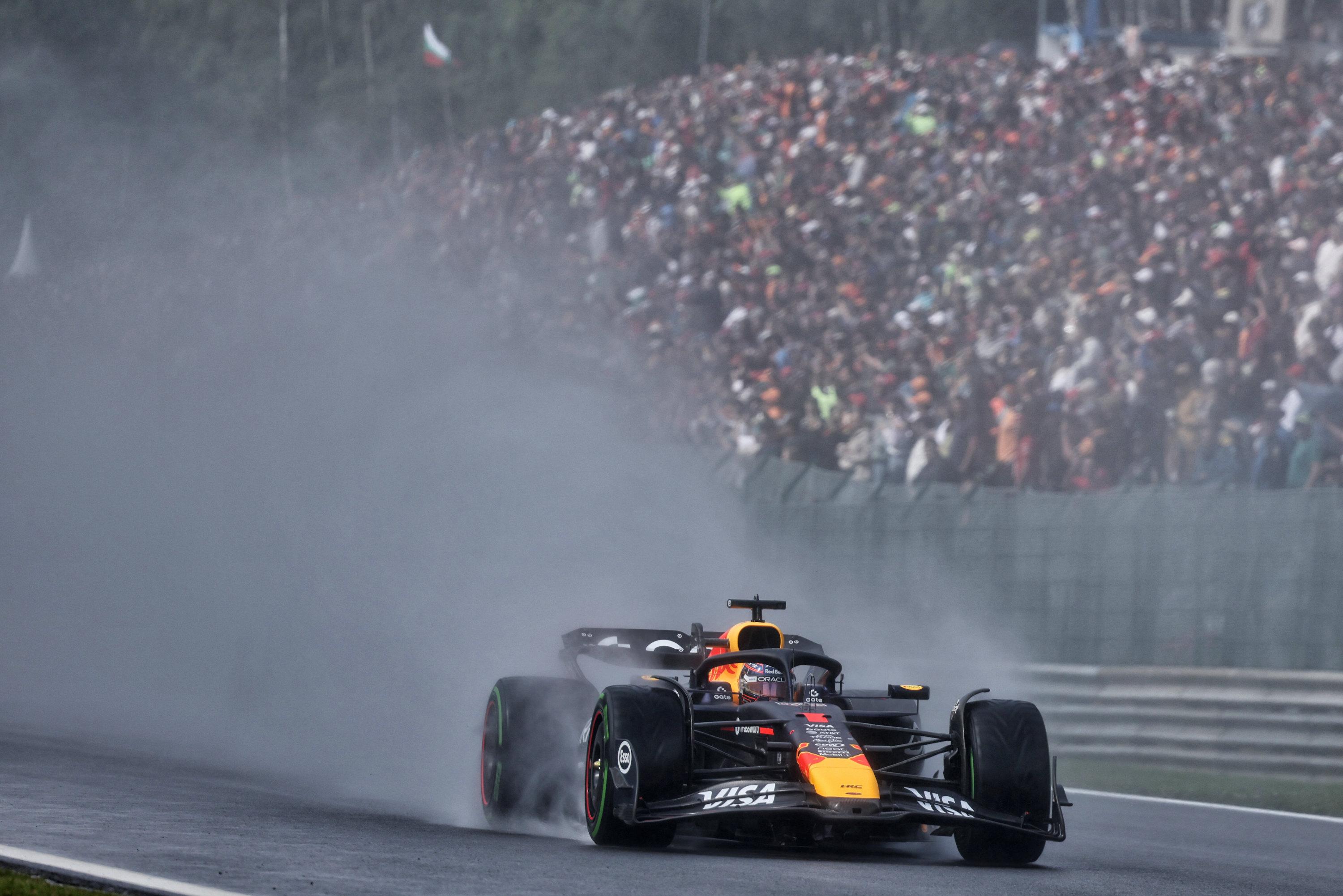 Formule 1 : «Si vous ne voyez rien, vous pouvez toujours lever le pied», Verstappen mécontent du départ reporté à Spa