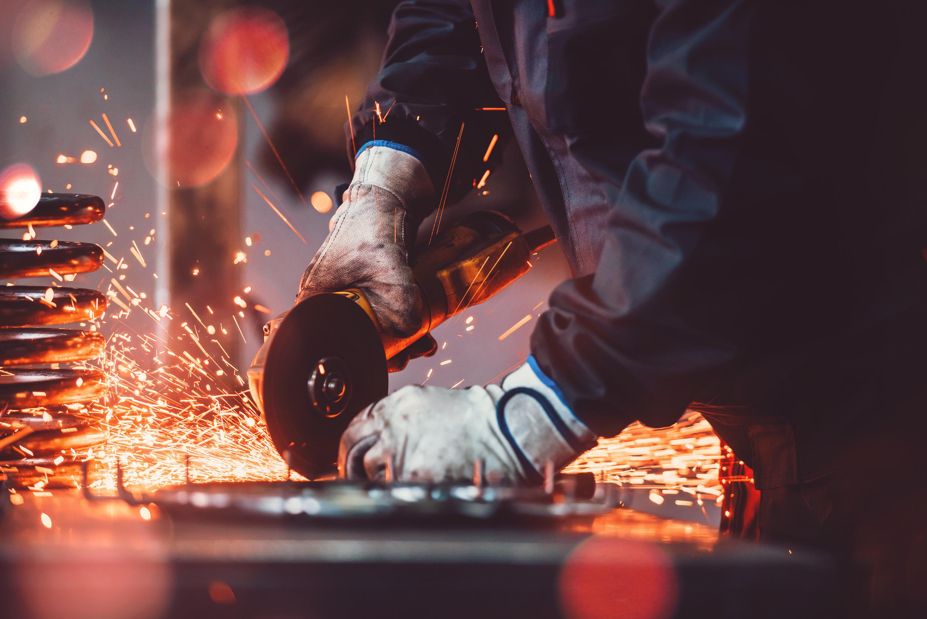 Jouer la prudence, bien s’entourer et ne pas miser sur les aides : les clés du succès pour construire une usine