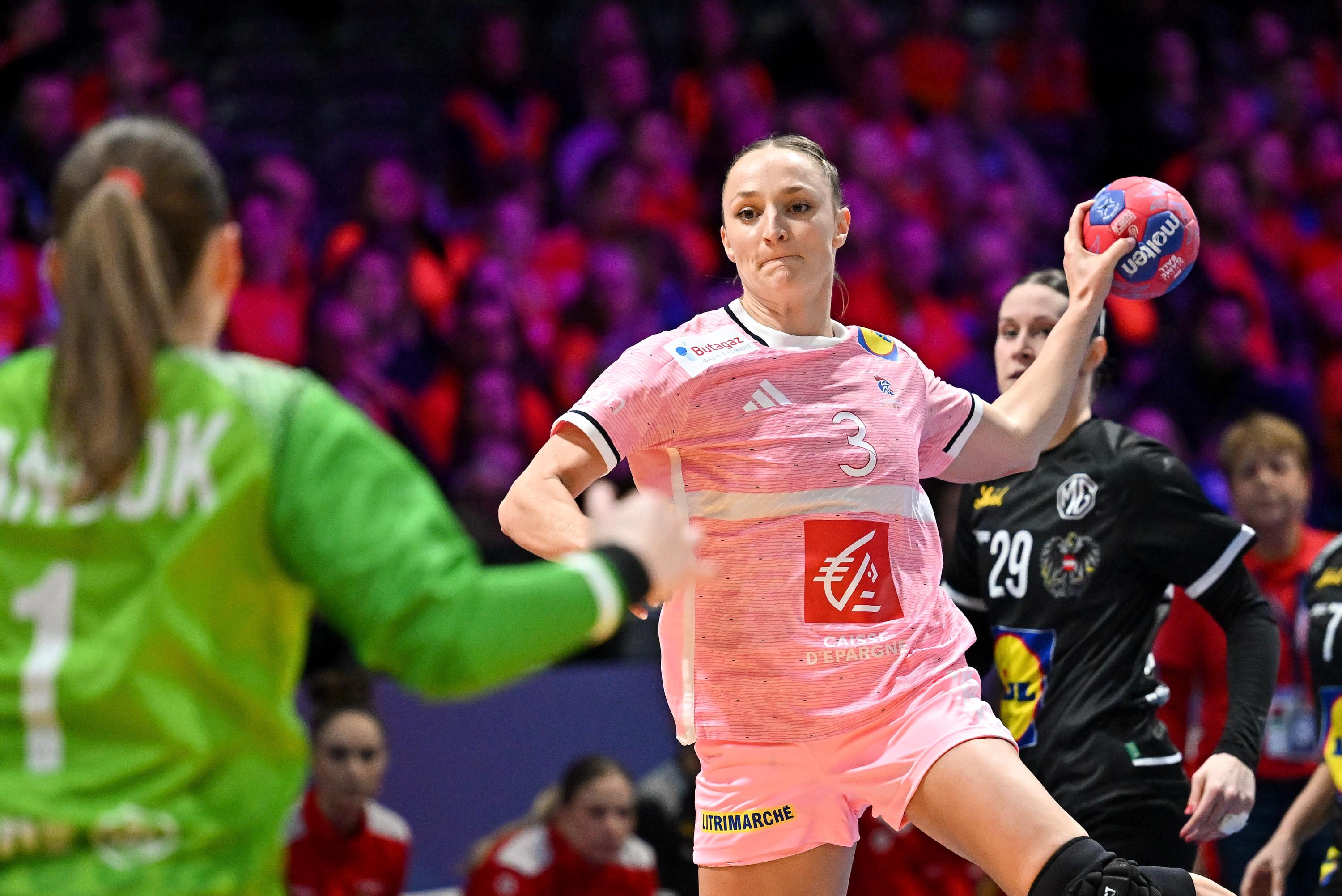 Hand (F) : les Bleues un pied en quarts du Mondial après leur succès contre l’Argentine