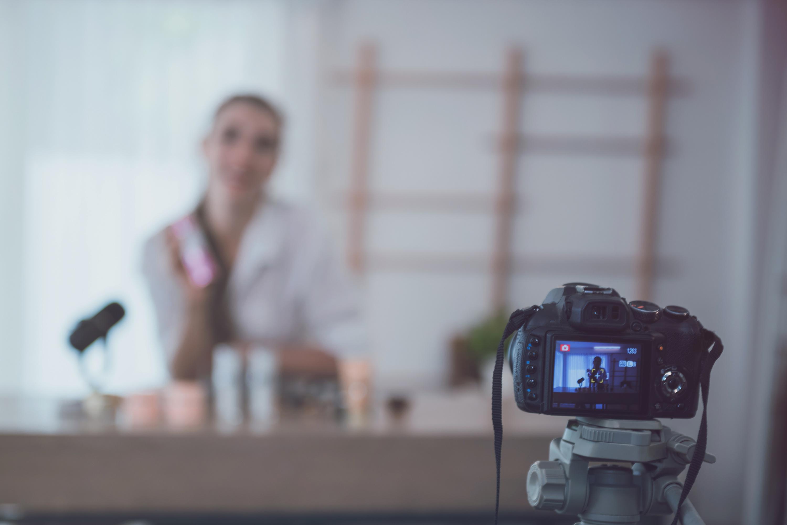 Arnaques : malgré la loi, les influenceurs pullulent encore sur les réseaux sociaux