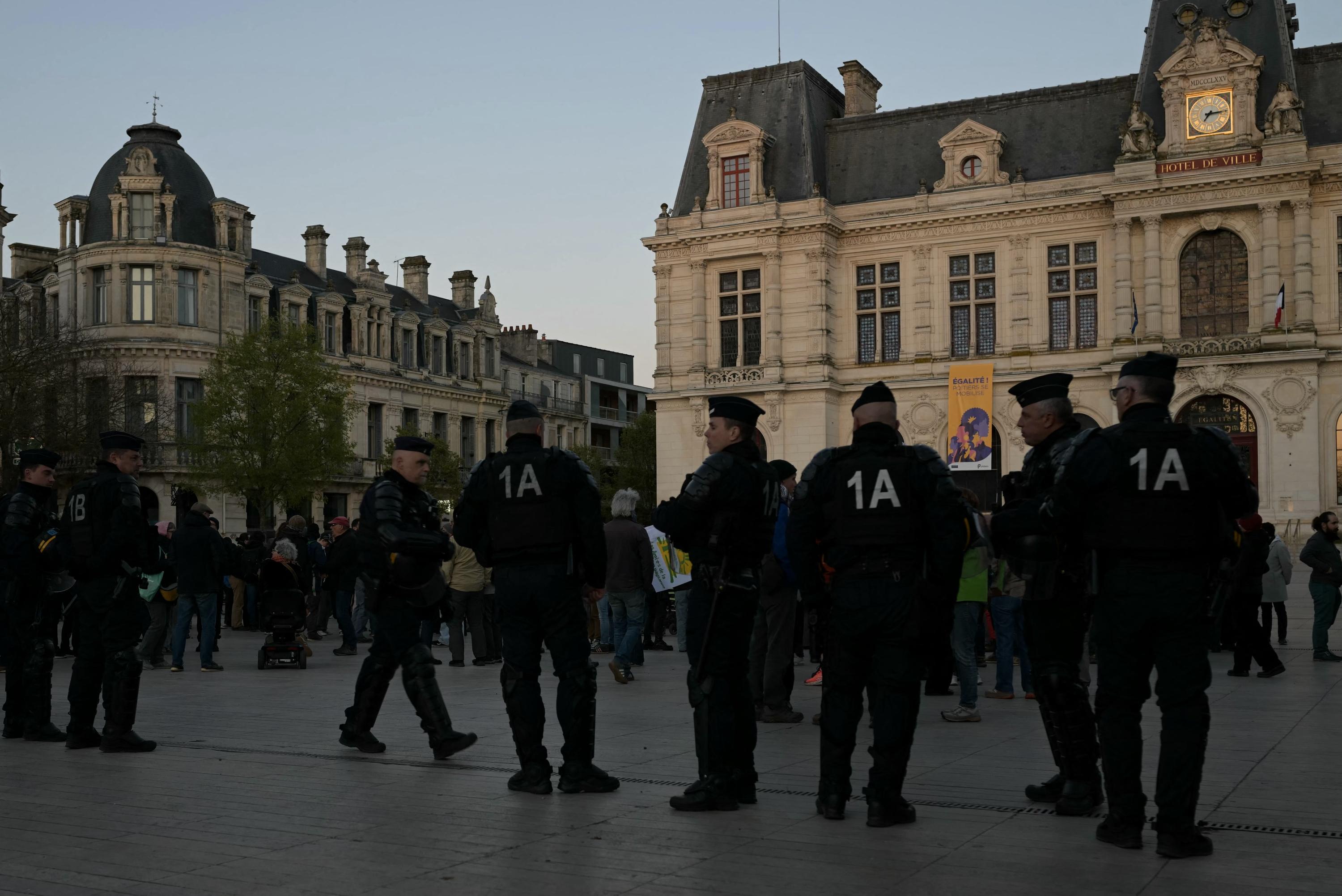 Sainte-Soline : la Défenseure des droits critique la gestion des autorités lors d’une manifestation en 2023