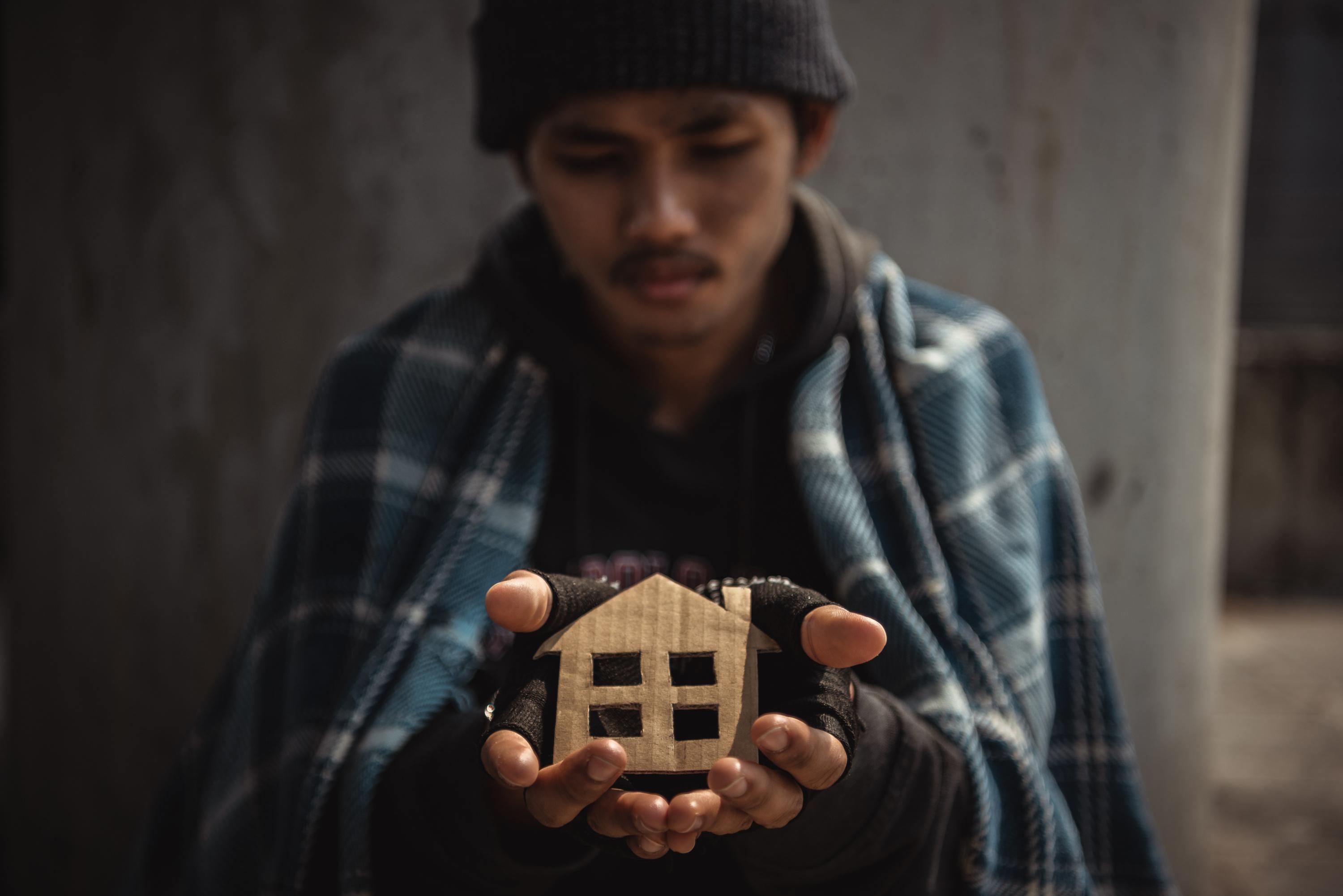 «Quand le soir, on vient chercher nos enfants à l’école, il n’est pas imaginable de penser que d’autres enfants dorment sous un pont» : ils achètent un logement à une famille sans-abri