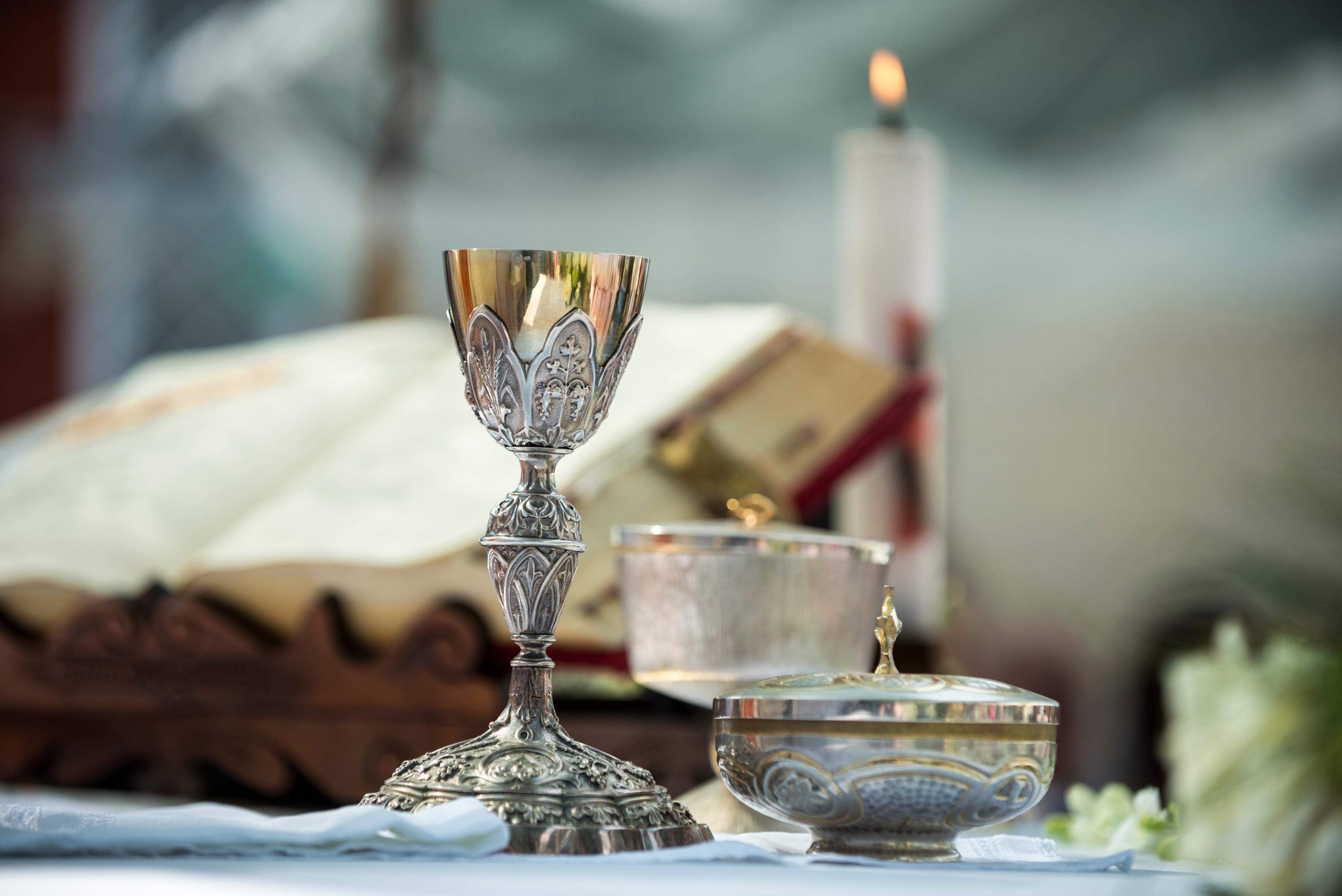 Comment est-il choisi, qui a le droit d’en consommer… Dans les secrets du vin de messe